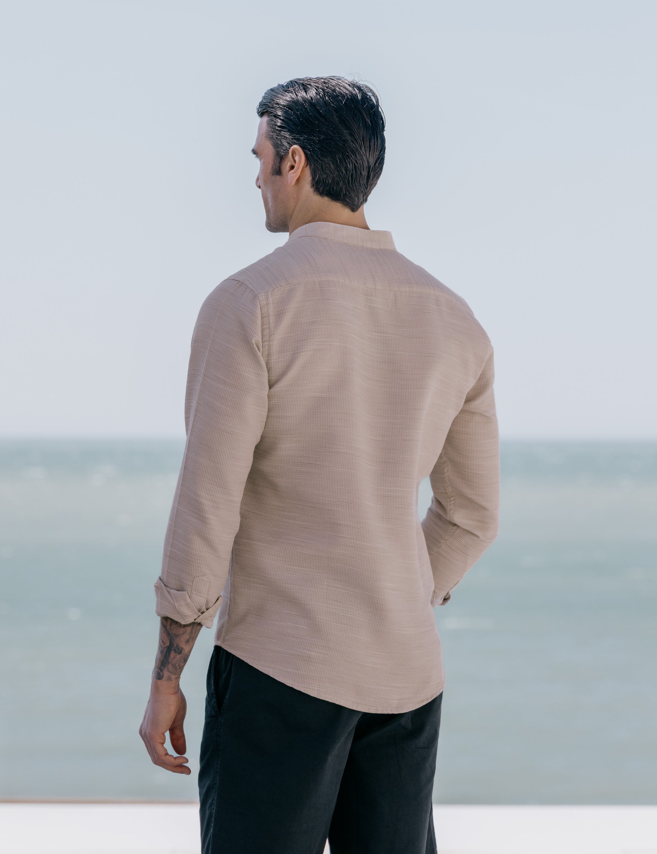 CAMISA ESTRUCTURA BEIGE CUELLO MAO