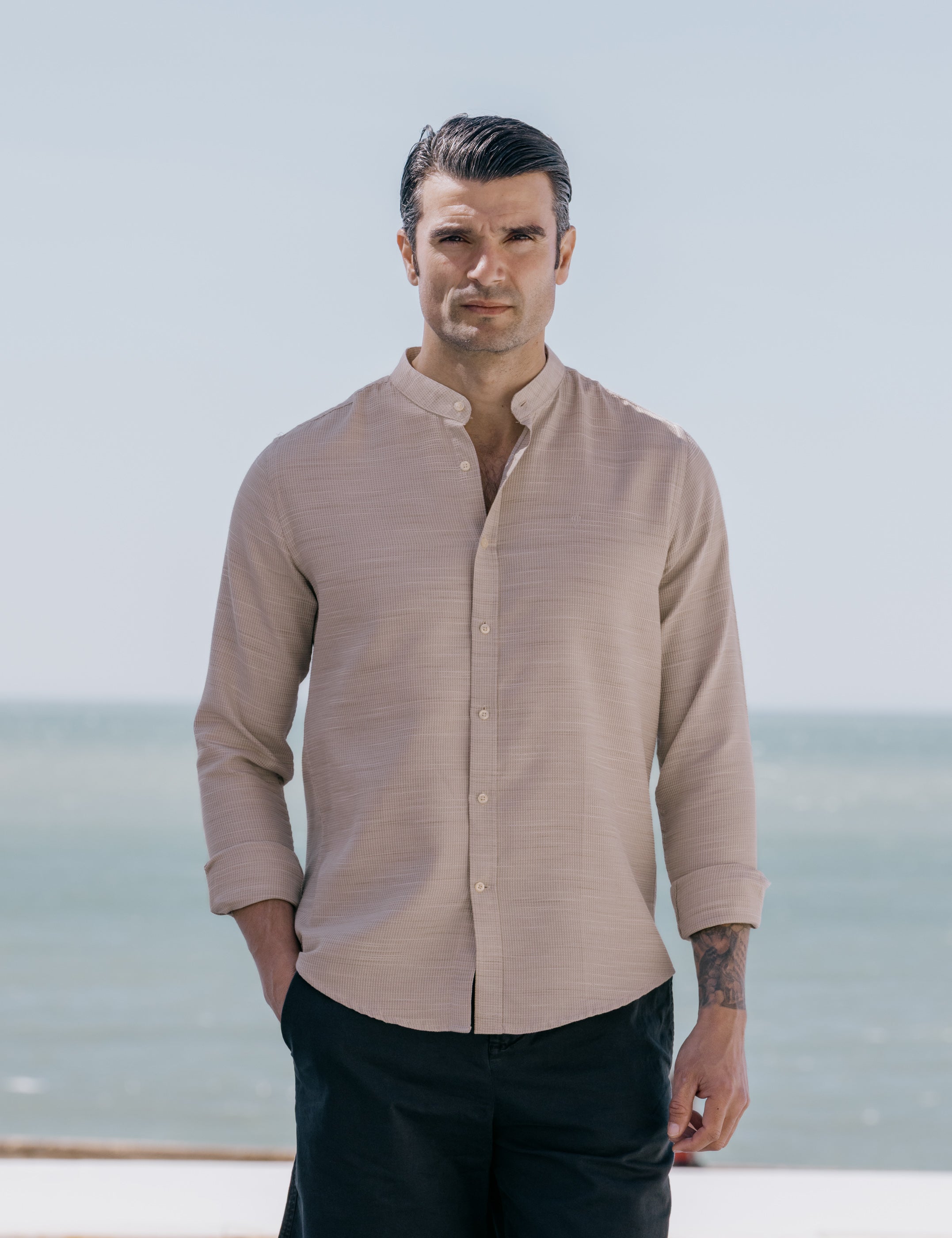 CAMISA ESTRUCTURA BEIGE CUELLO MAO