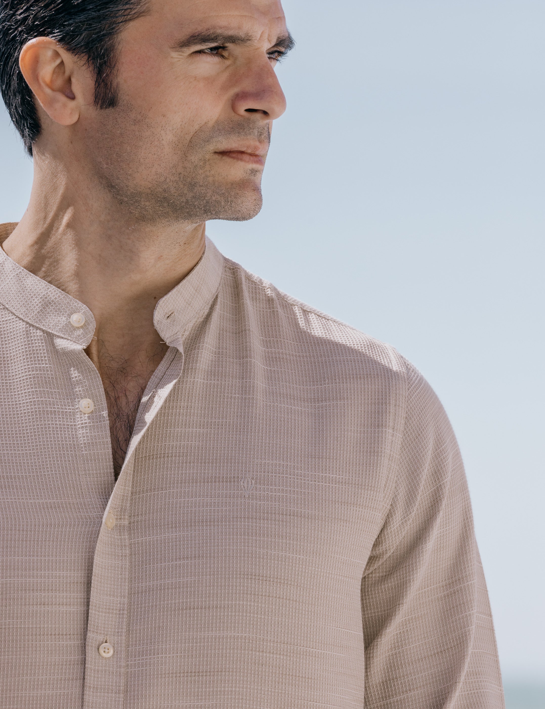 CAMISA ESTRUCTURA BEIGE CUELLO MAO