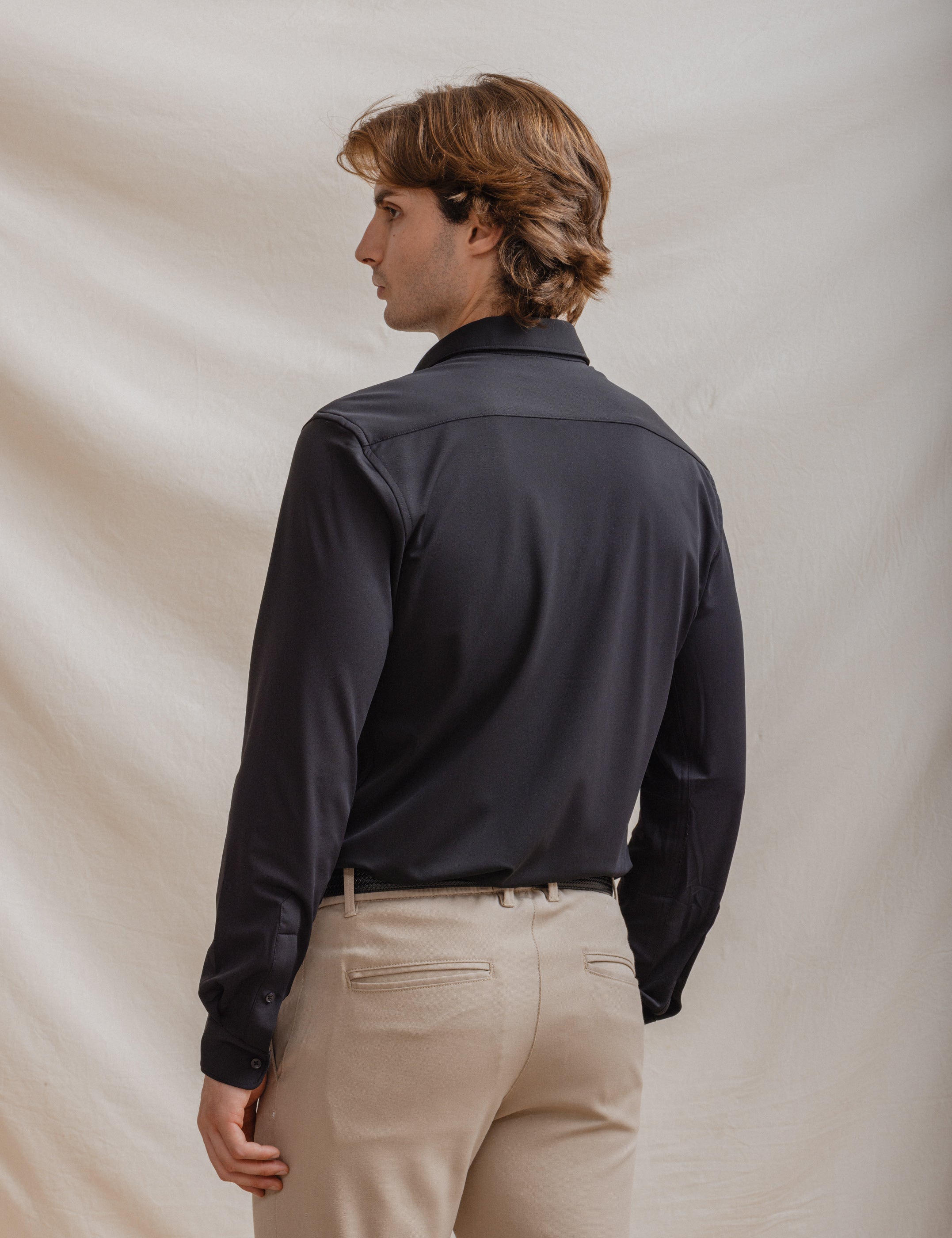 CAMISA ELÁSTICA NEGRA CON VARILLA