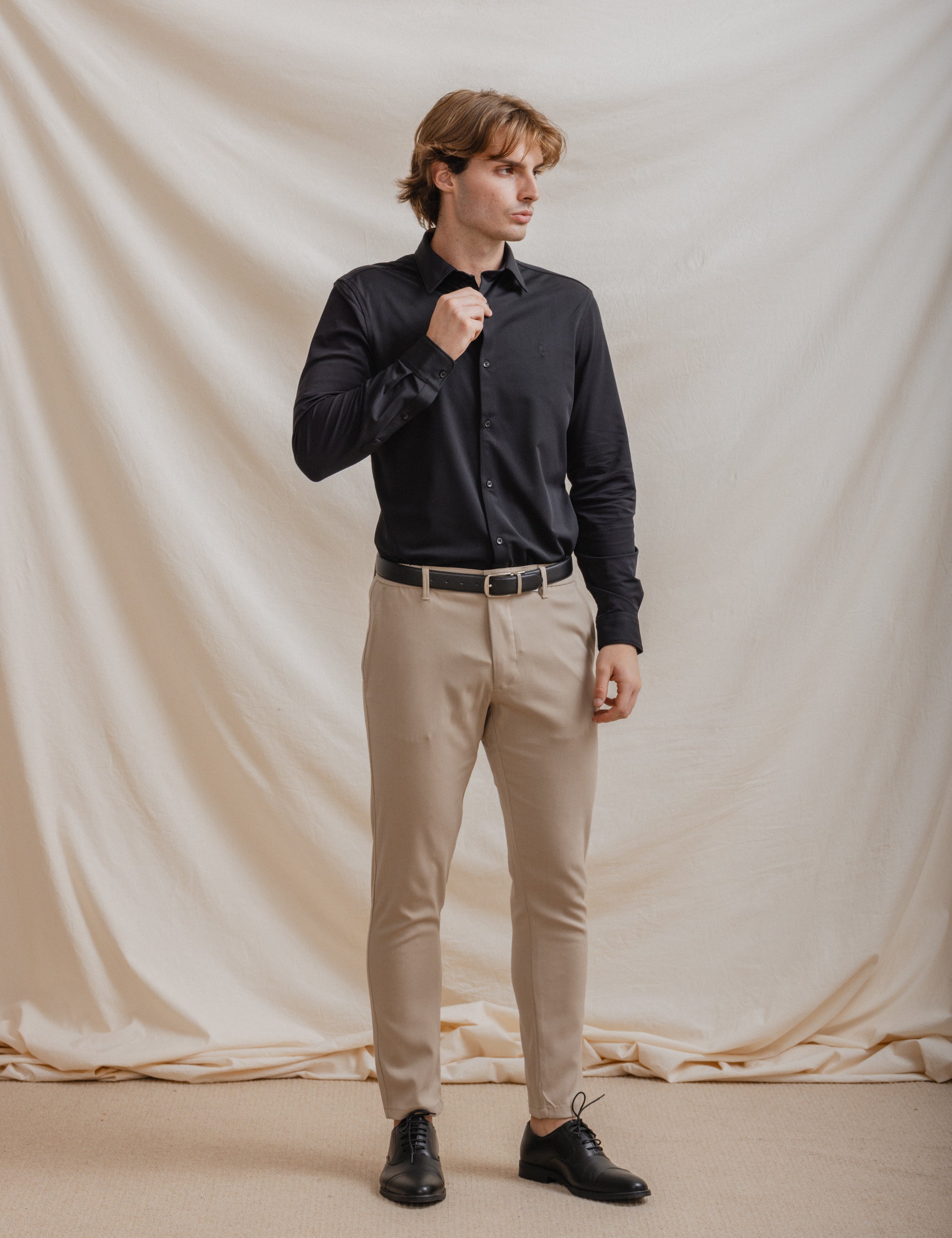 CAMISA ELÁSTICA NEGRA CON VARILLA