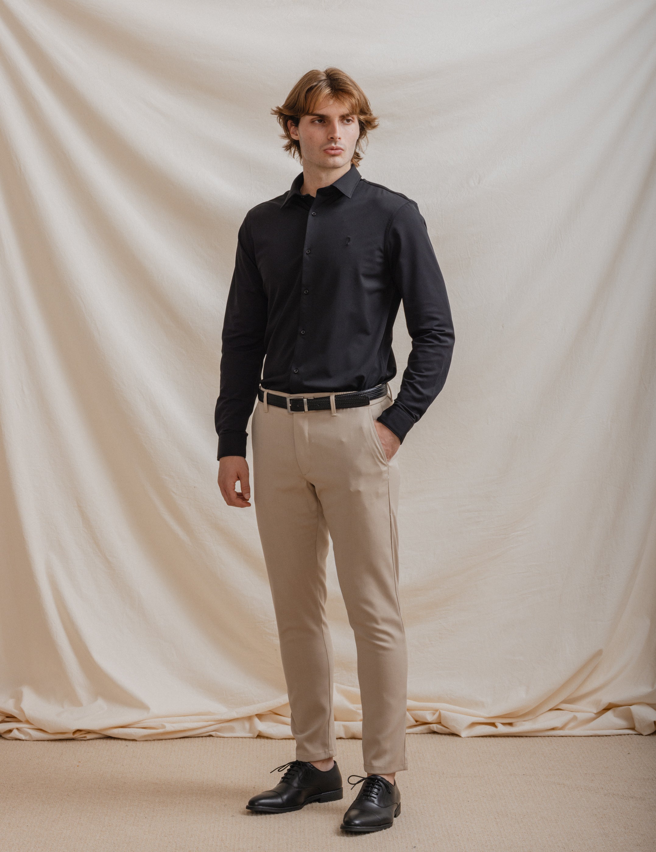 CAMISA ELÁSTICA NEGRA CON VARILLA