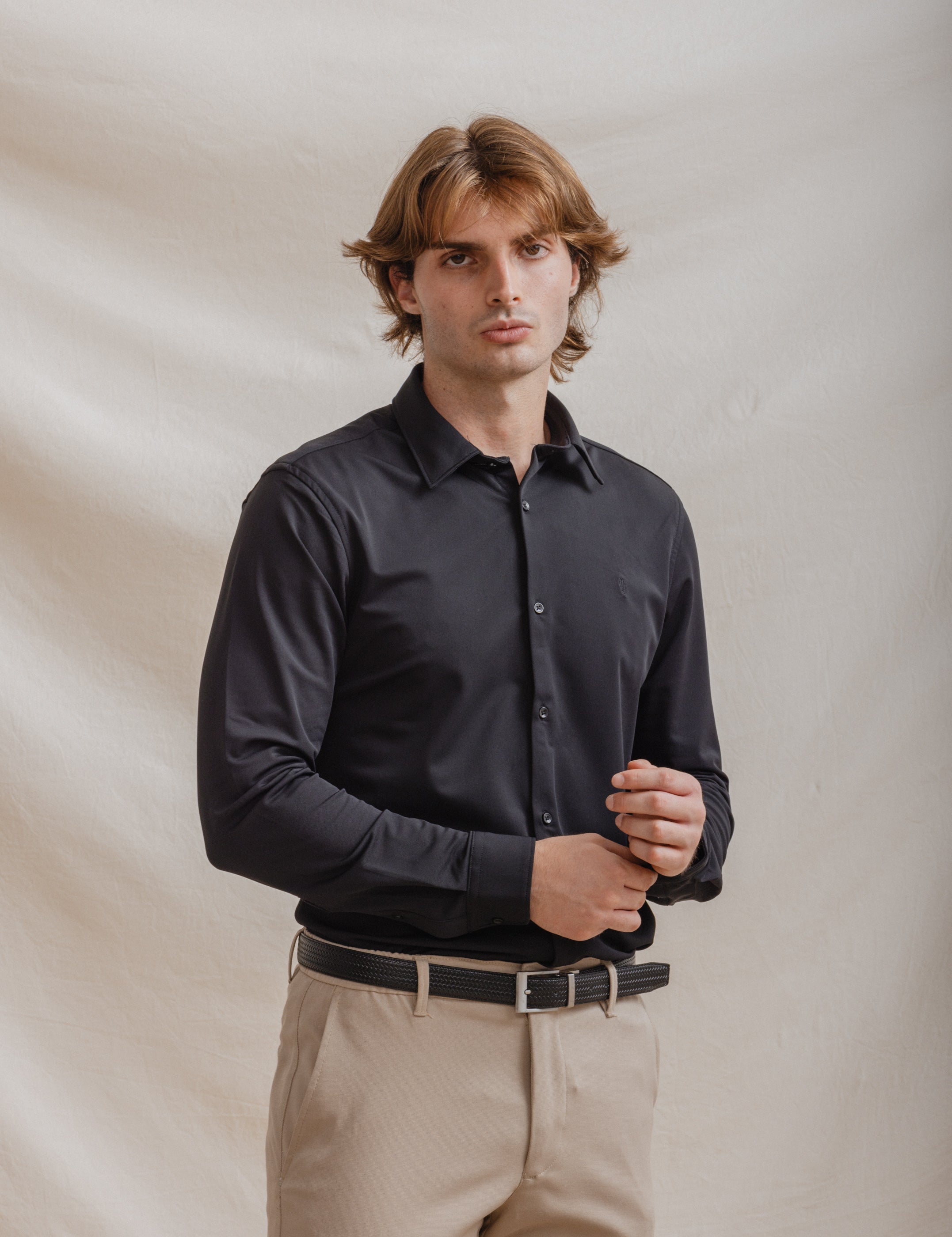 CAMISA ELÁSTICA NEGRA CON VARILLA