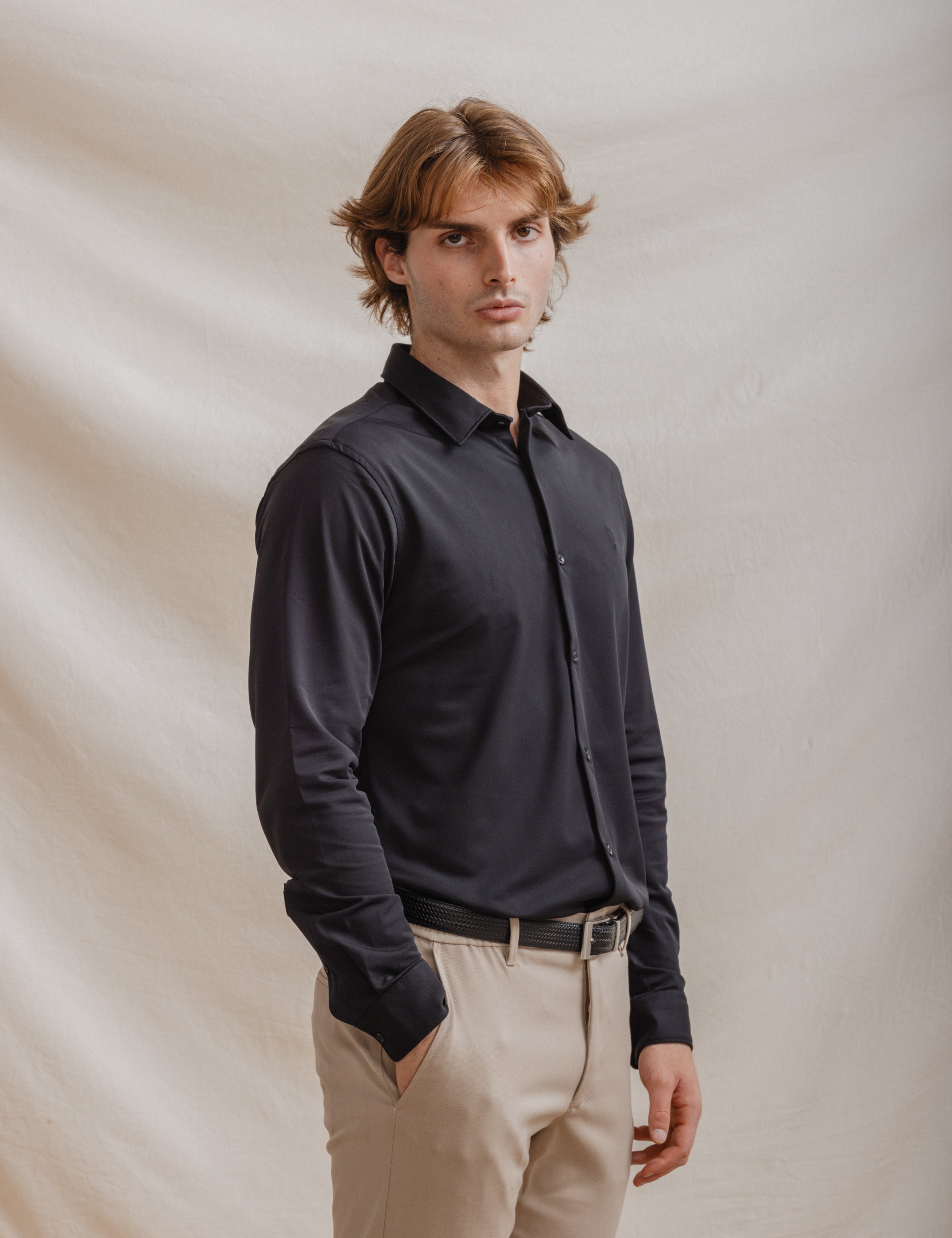 CAMISA ELÁSTICA NEGRA CON VARILLA