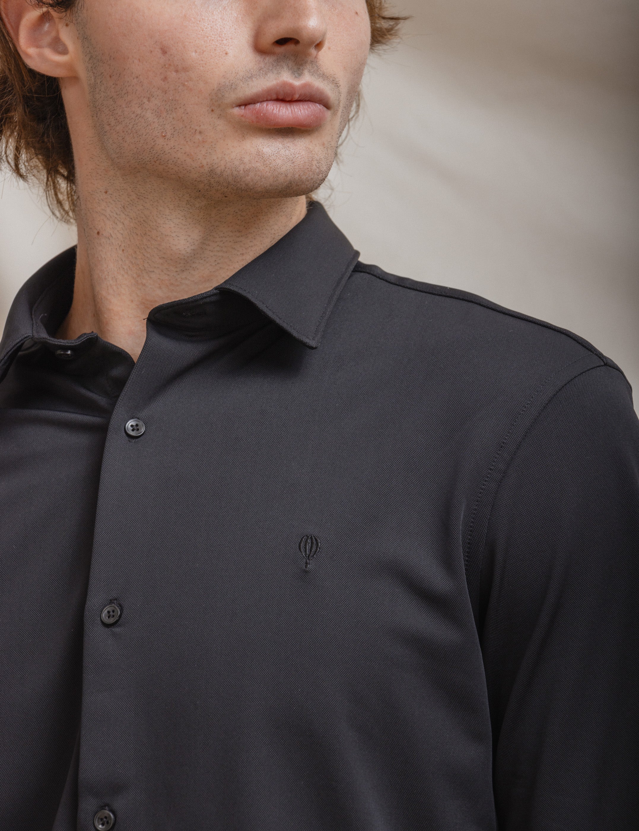 CAMISA ELÁSTICA NEGRA CON VARILLA