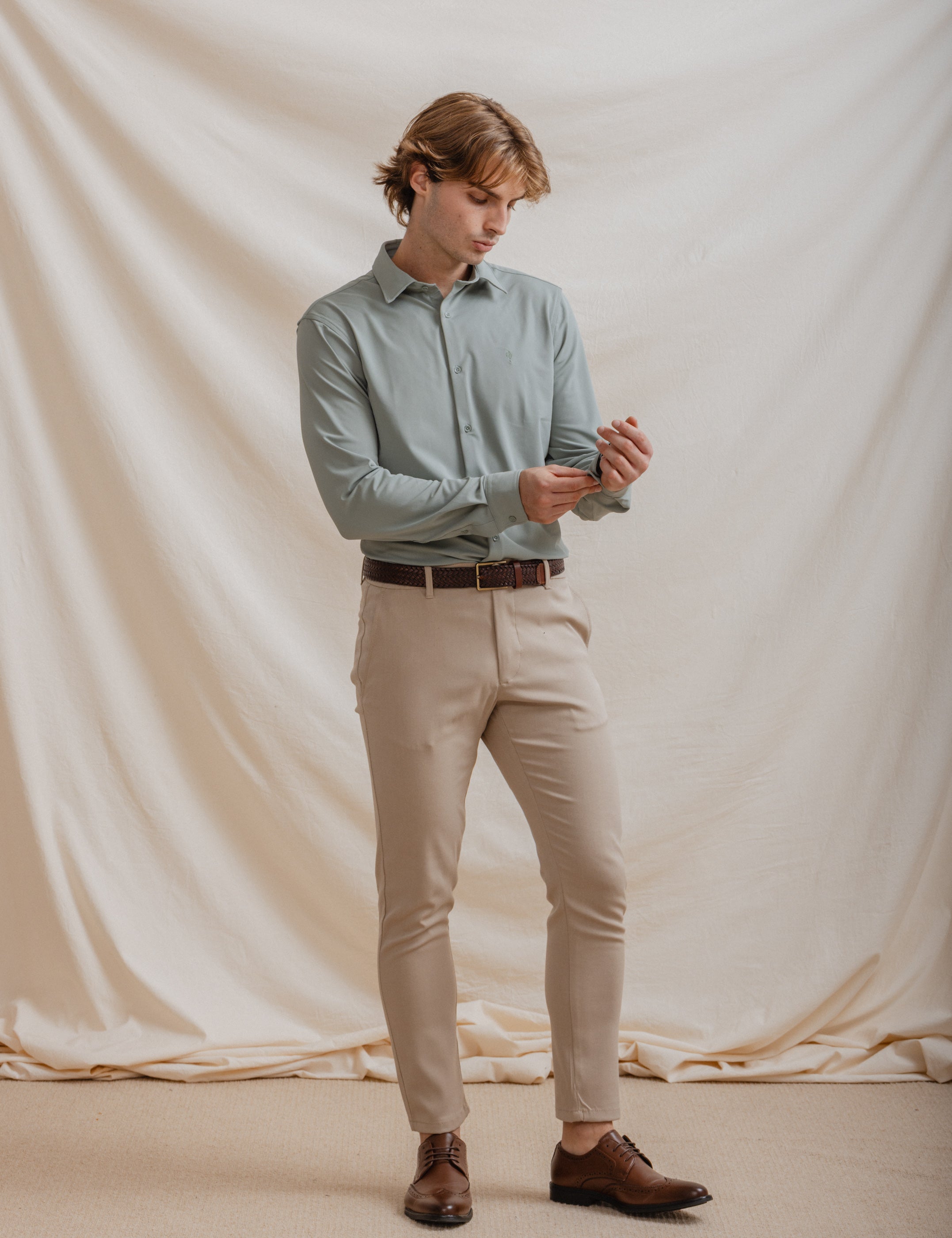 CAMISA ELÁSTICA VERDE CON VARILLA