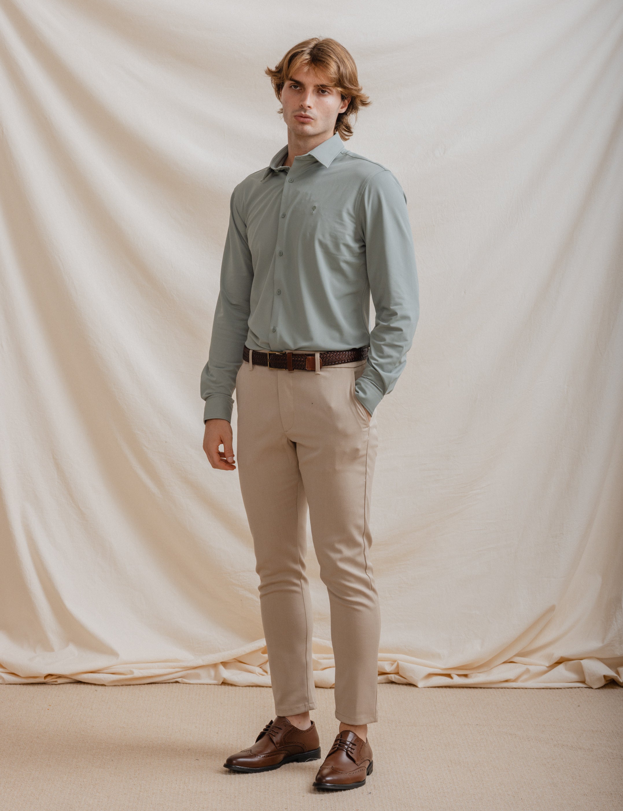 CAMISA ELÁSTICA VERDE CON VARILLA