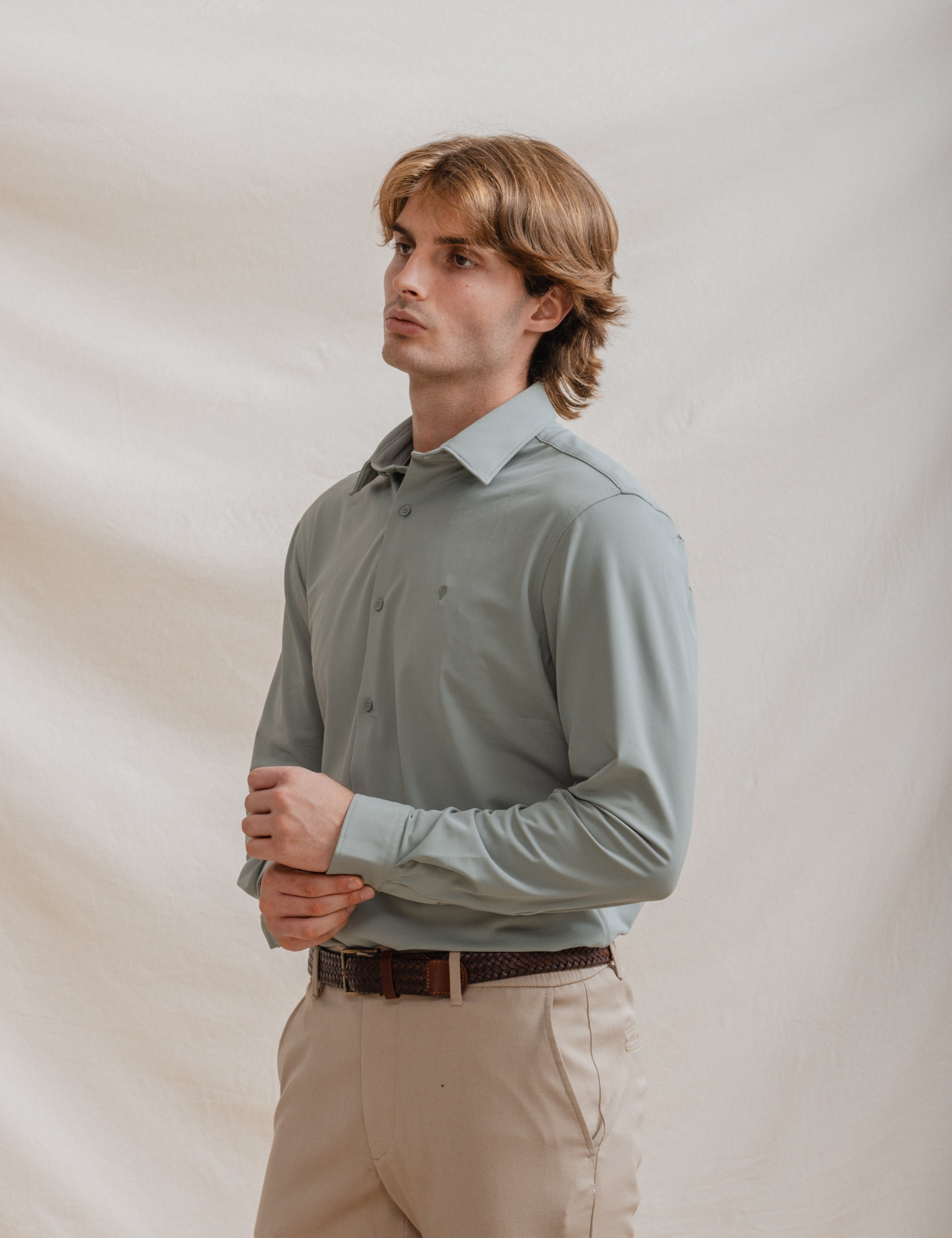 CAMISA ELÁSTICA VERDE CON VARILLA