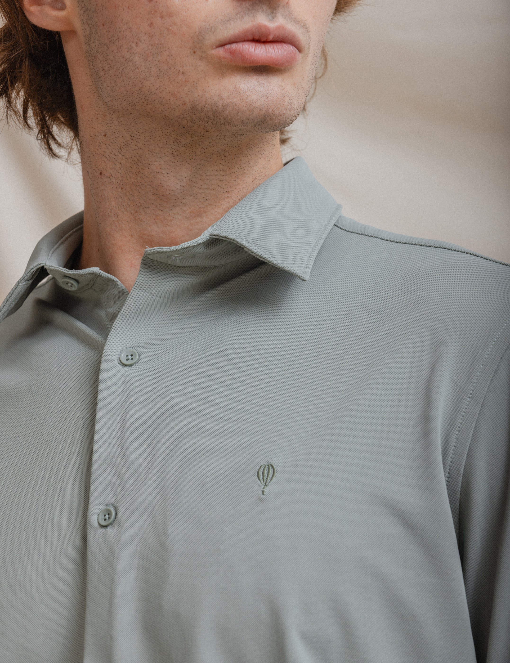 CAMISA ELÁSTICA VERDE CON VARILLA