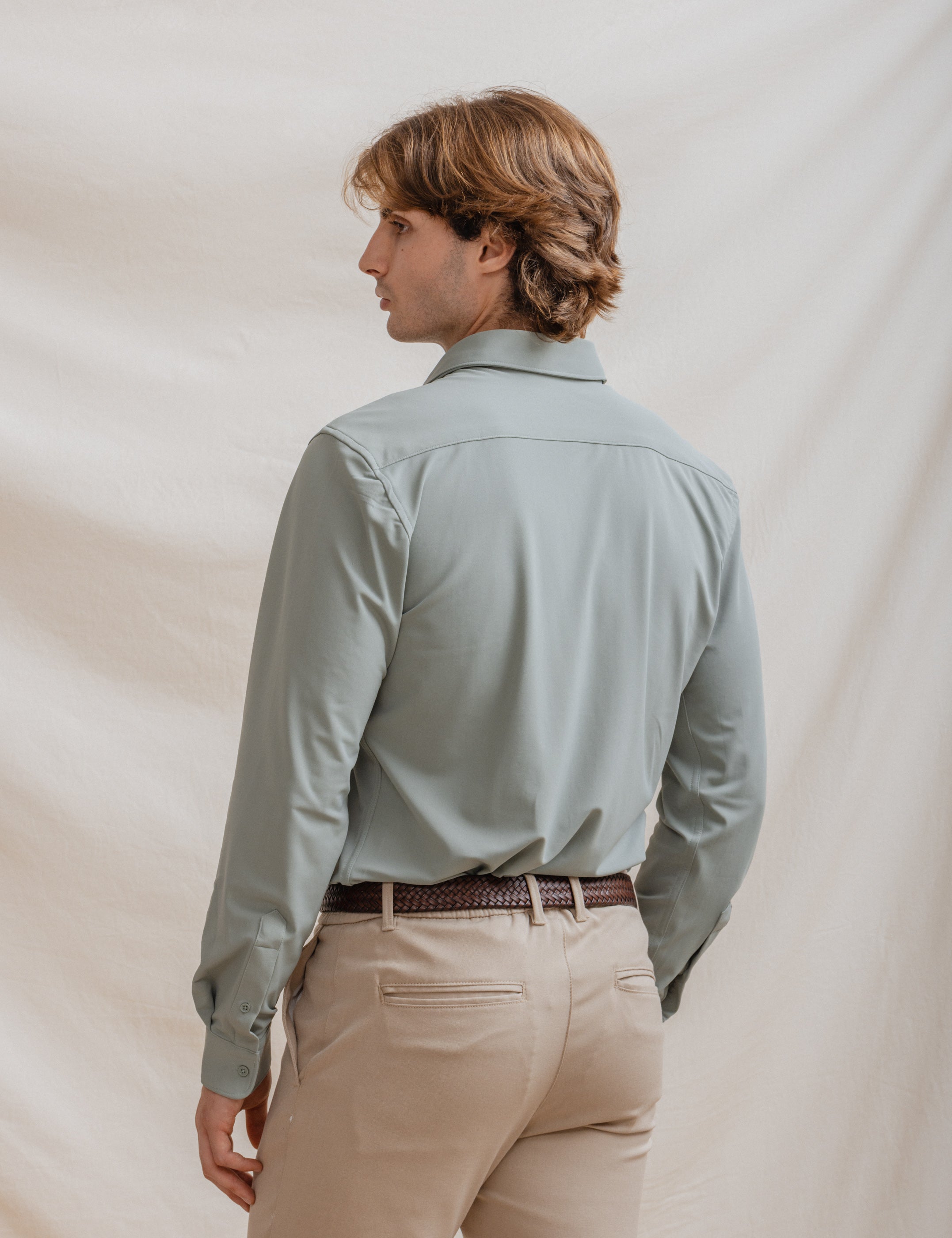 CAMISA ELÁSTICA VERDE CON VARILLA