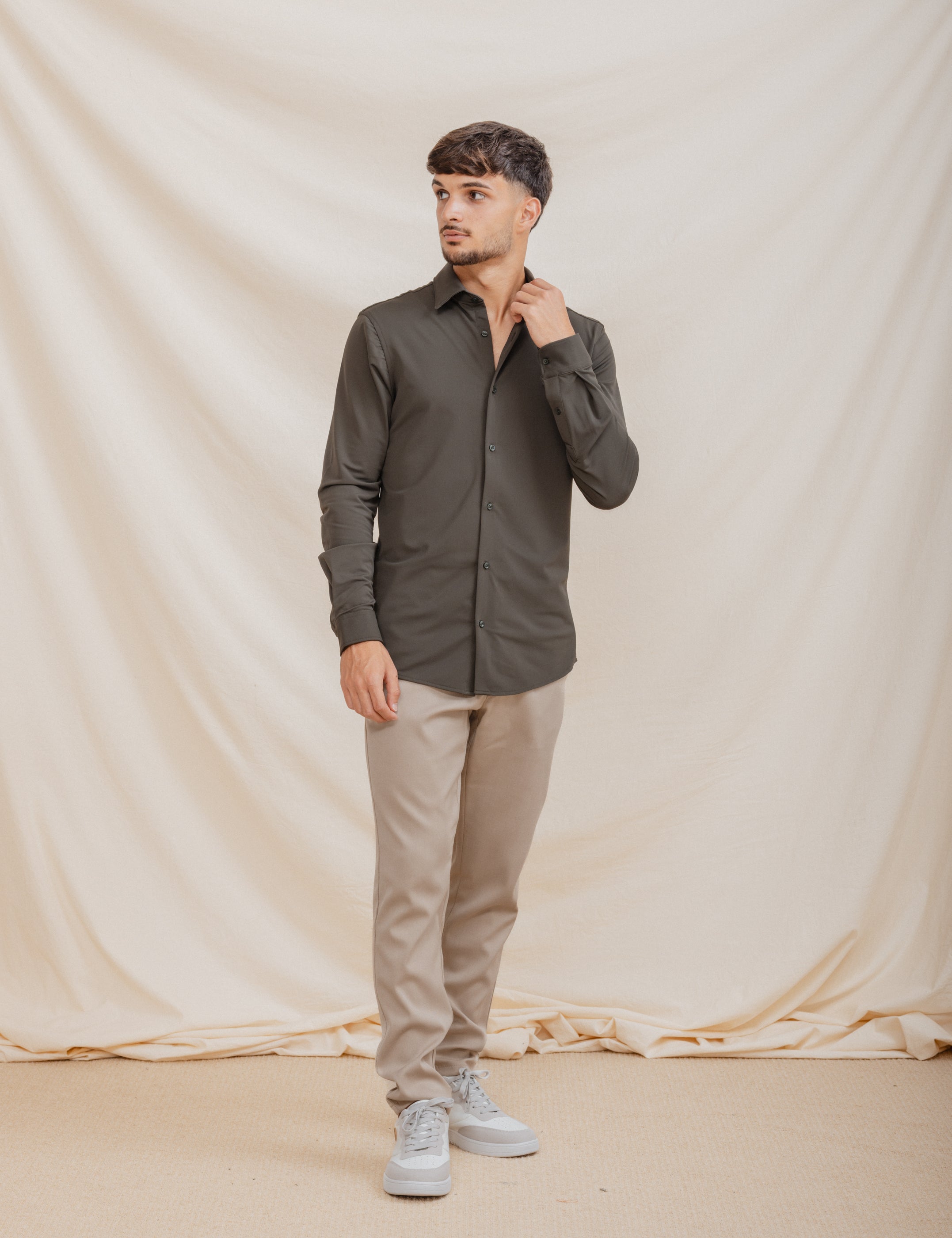 CAMISA ELÁSTICA VERDE CON VARILLA