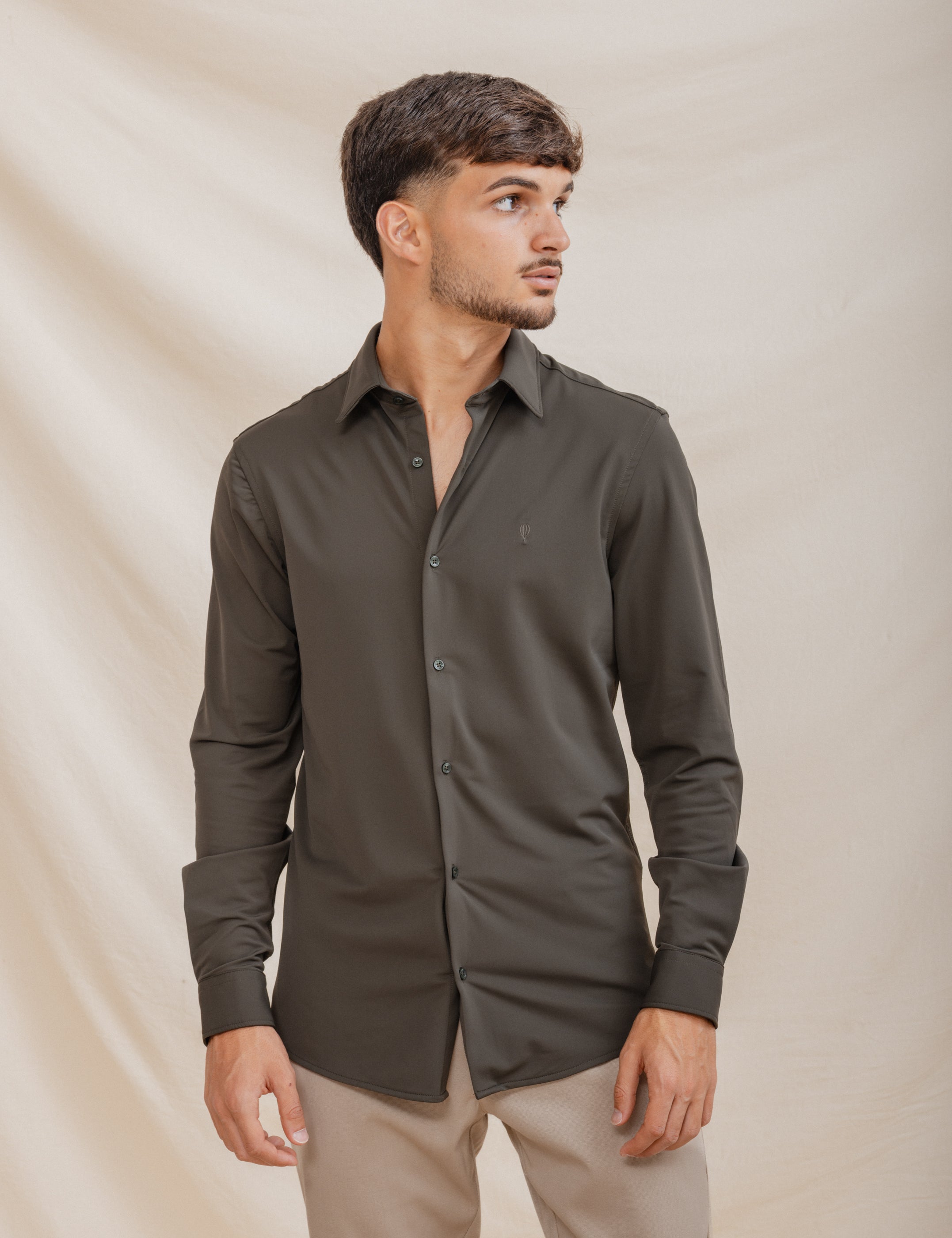 CAMISA ELÁSTICA VERDE CON VARILLA