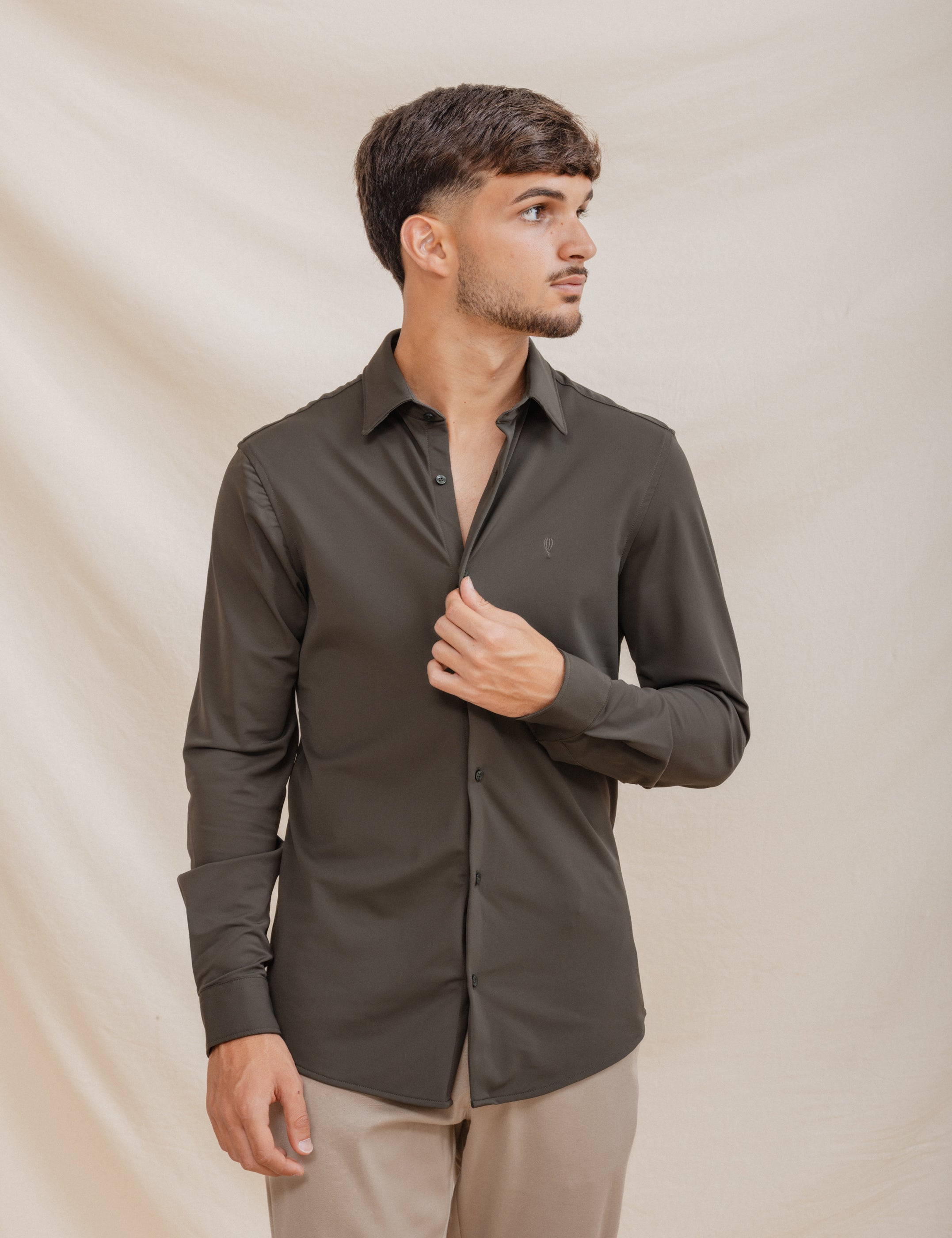 CAMISA ELÁSTICA VERDE CON VARILLA