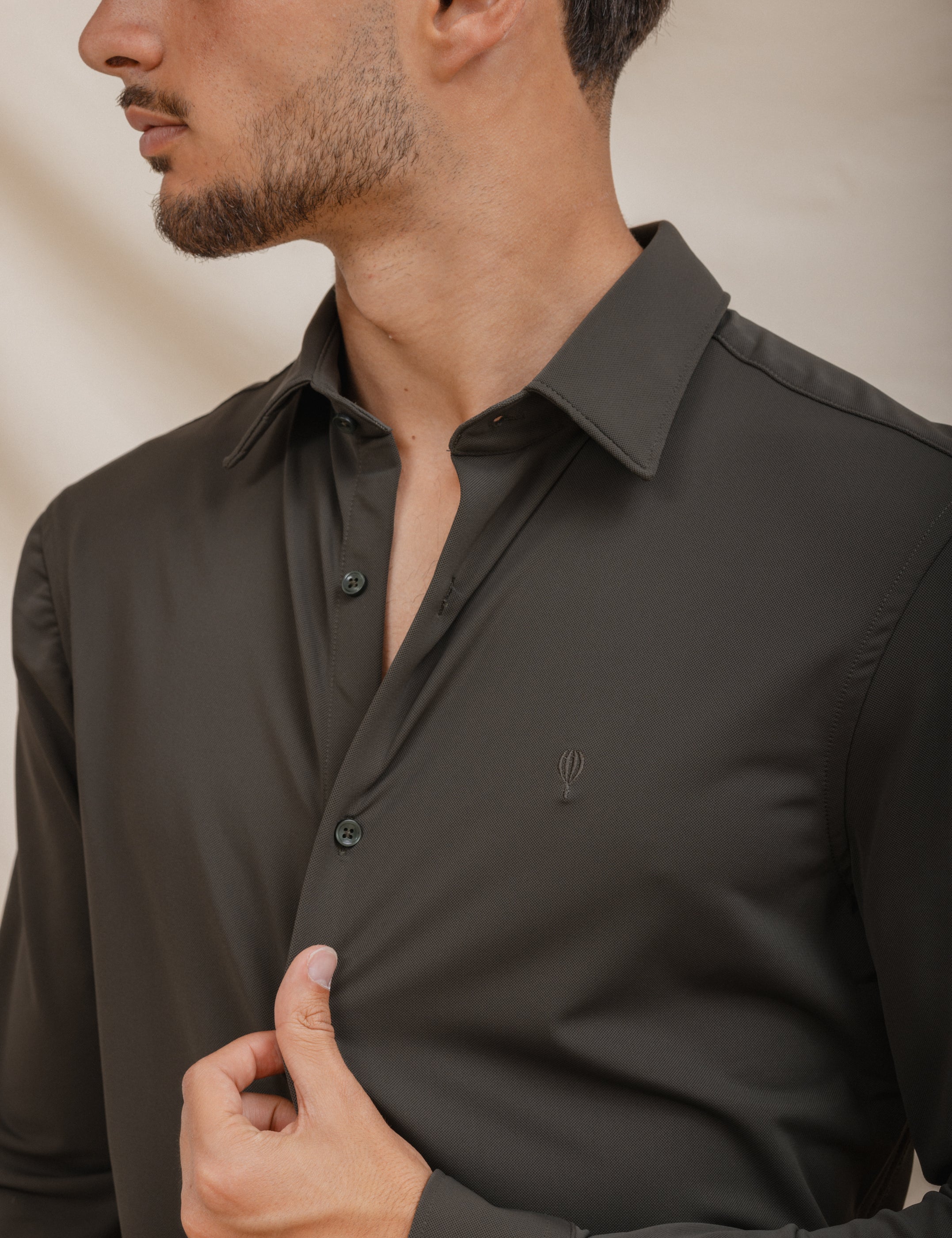 CAMISA ELÁSTICA VERDE CON VARILLA