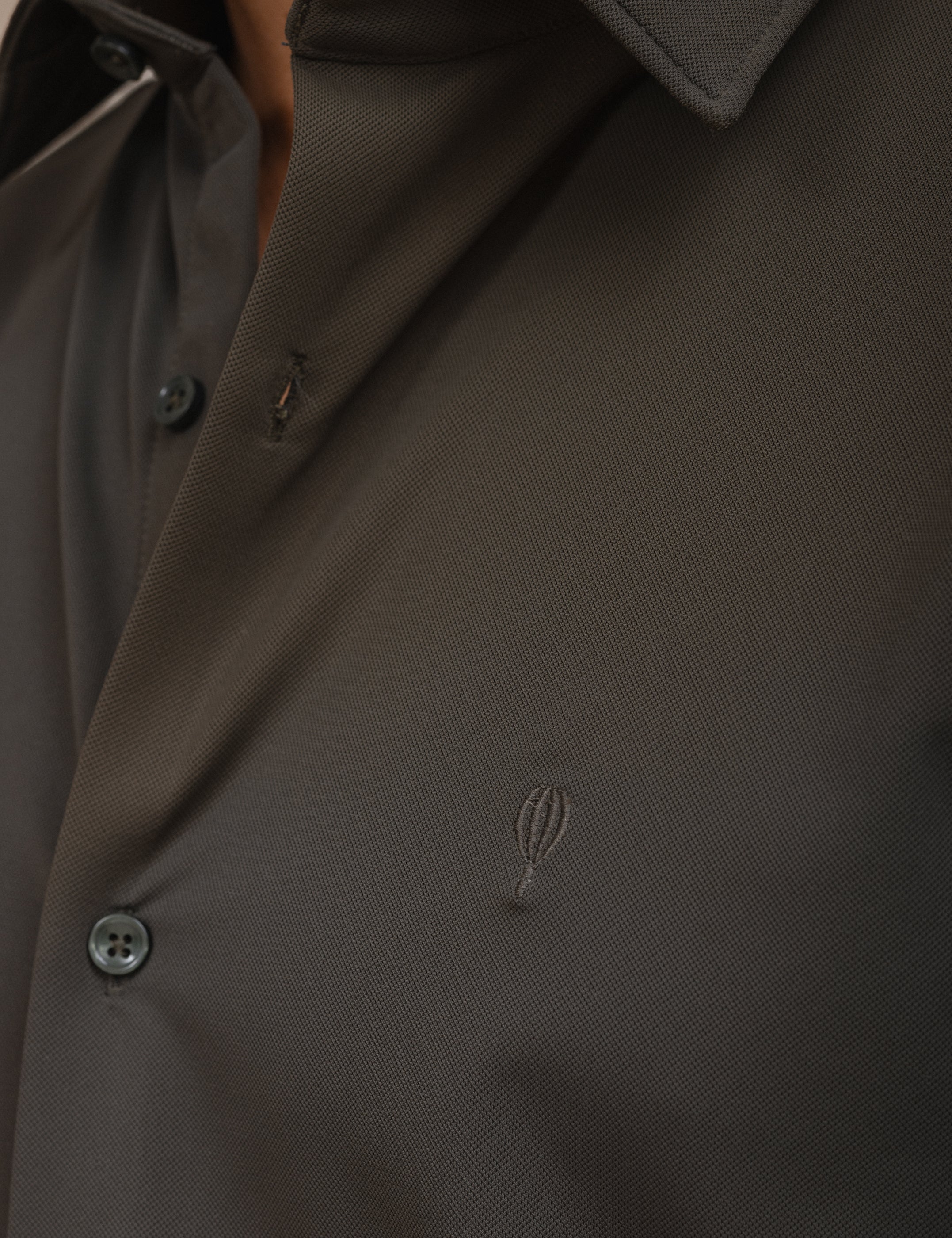 CAMISA ELÁSTICA VERDE CON VARILLA