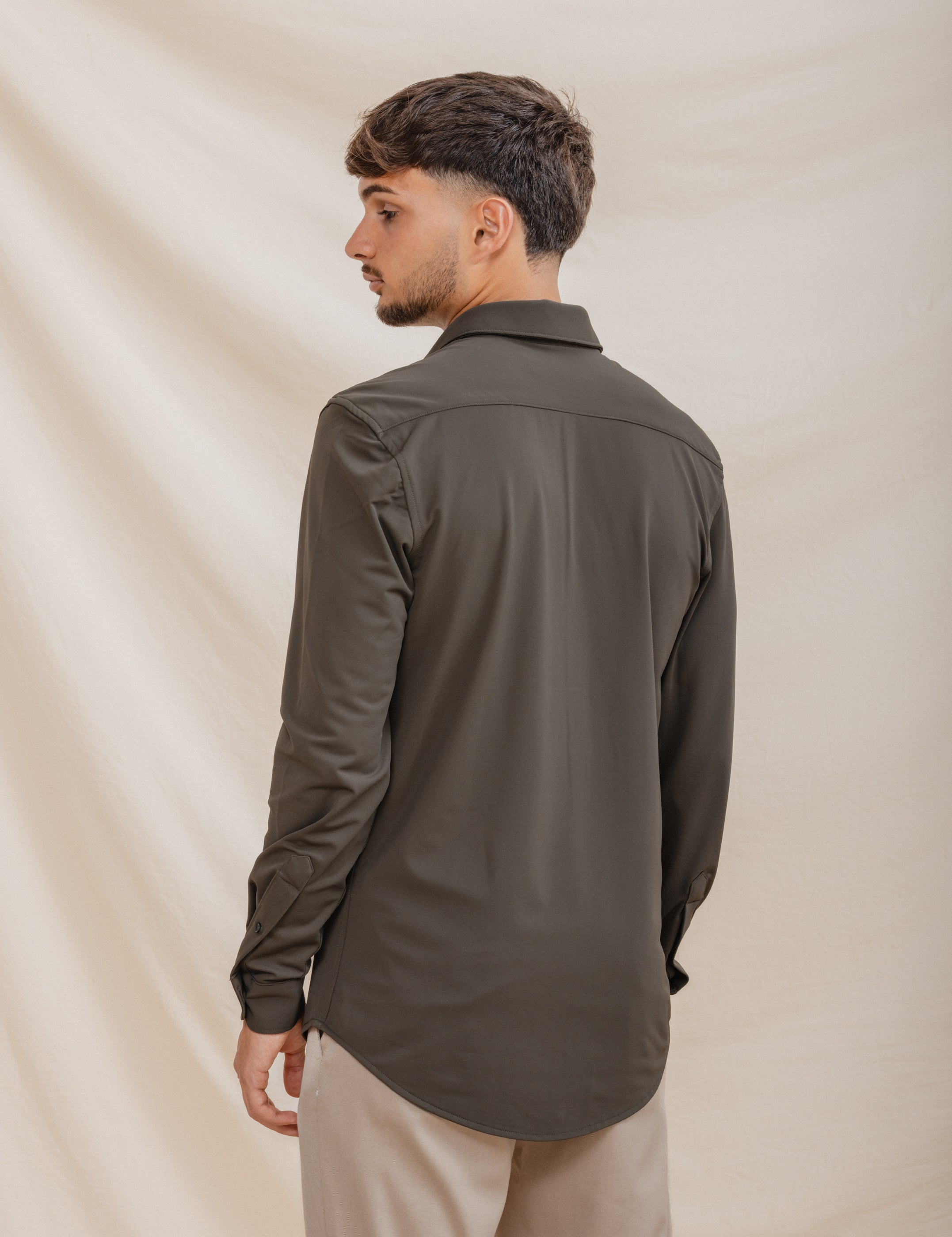 CAMISA ELÁSTICA VERDE CON VARILLA