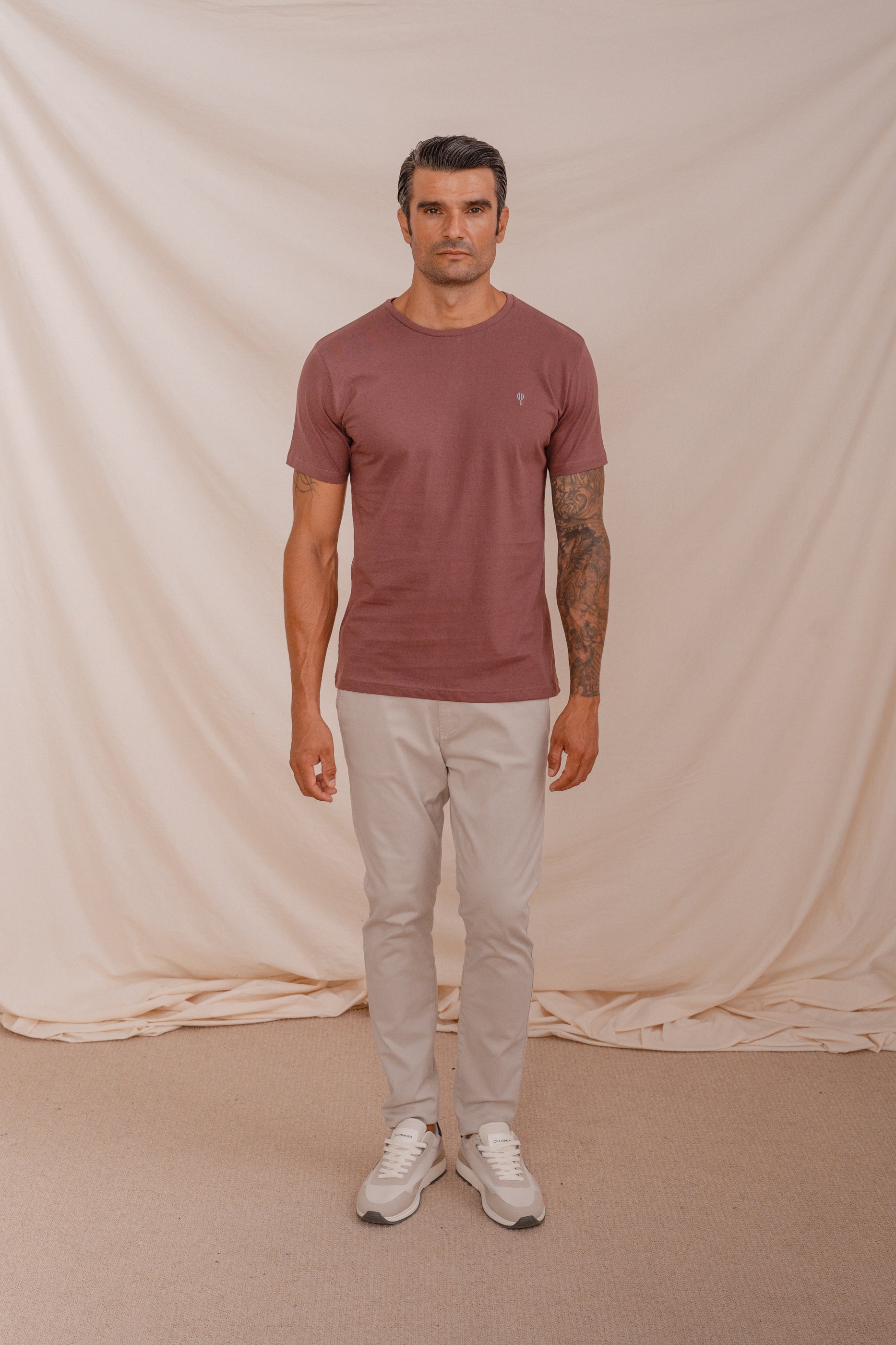 CAMISETA BÁSICA BURDEOS