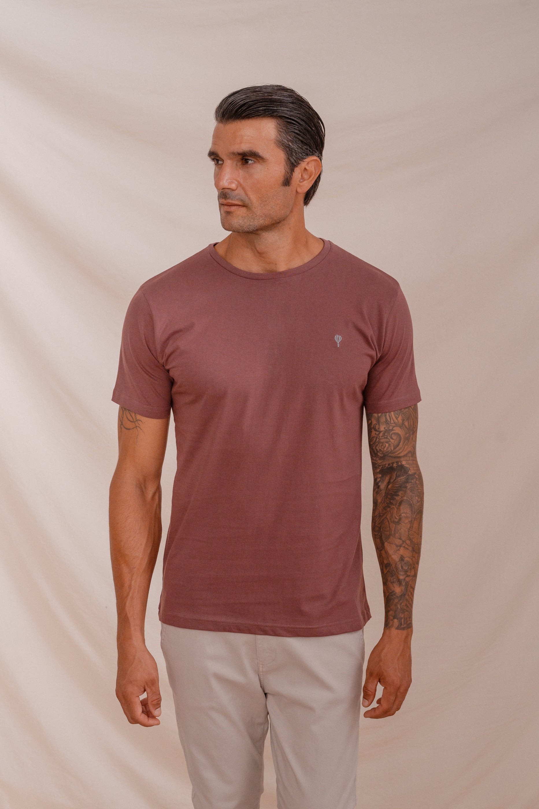 CAMISETA BÁSICA BURDEOS