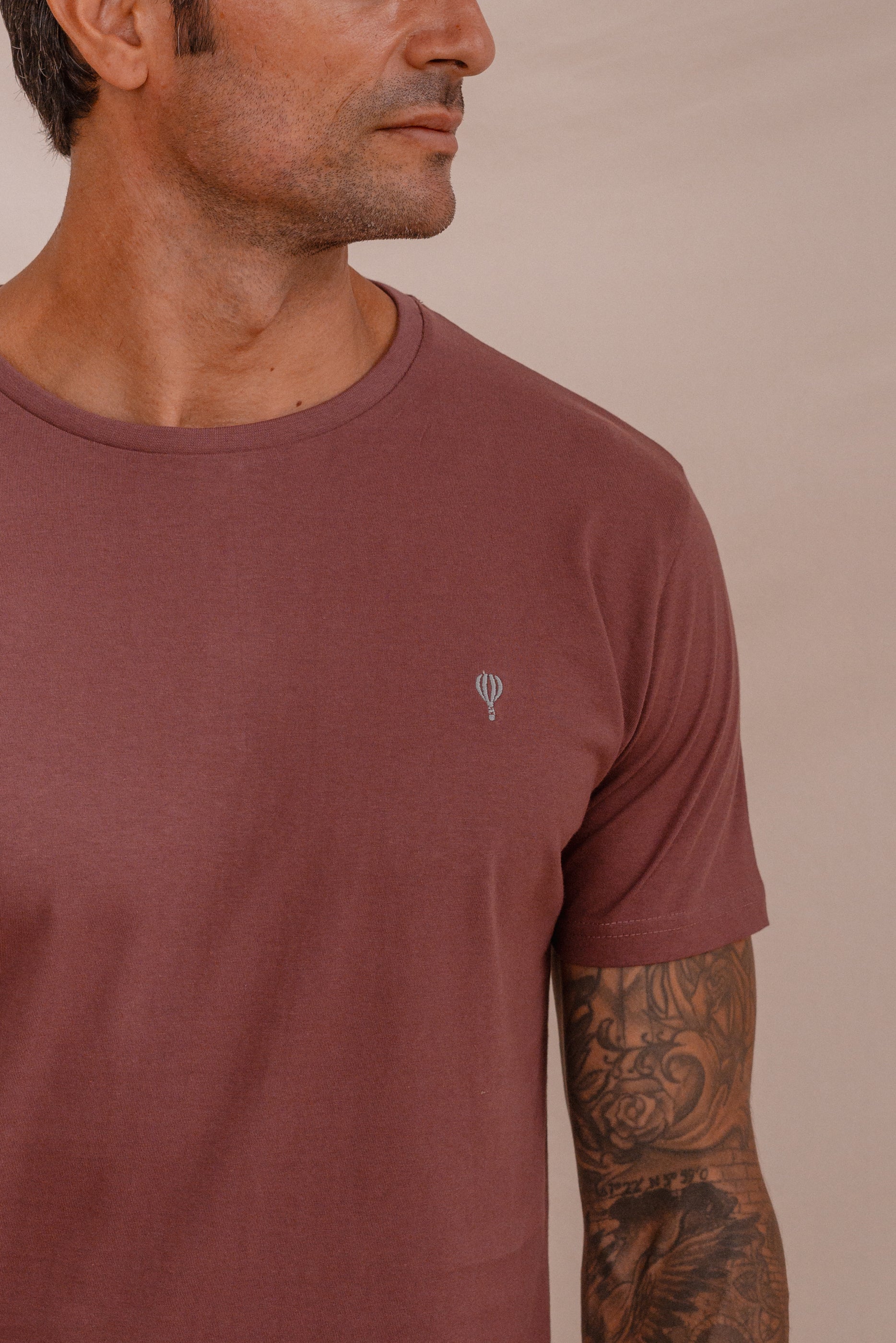 CAMISETA BÁSICA BURDEOS