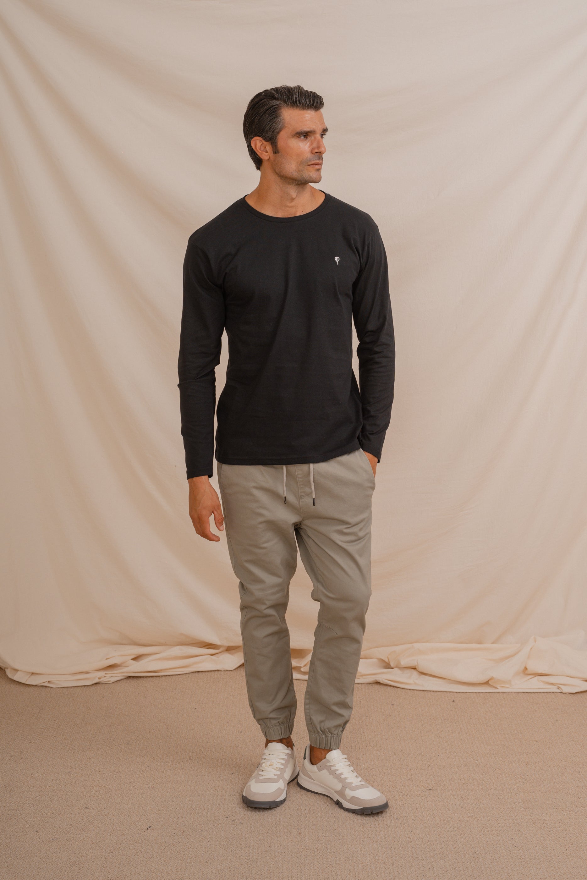 CAMISETA BASICA NEGRA MANGA LARGA