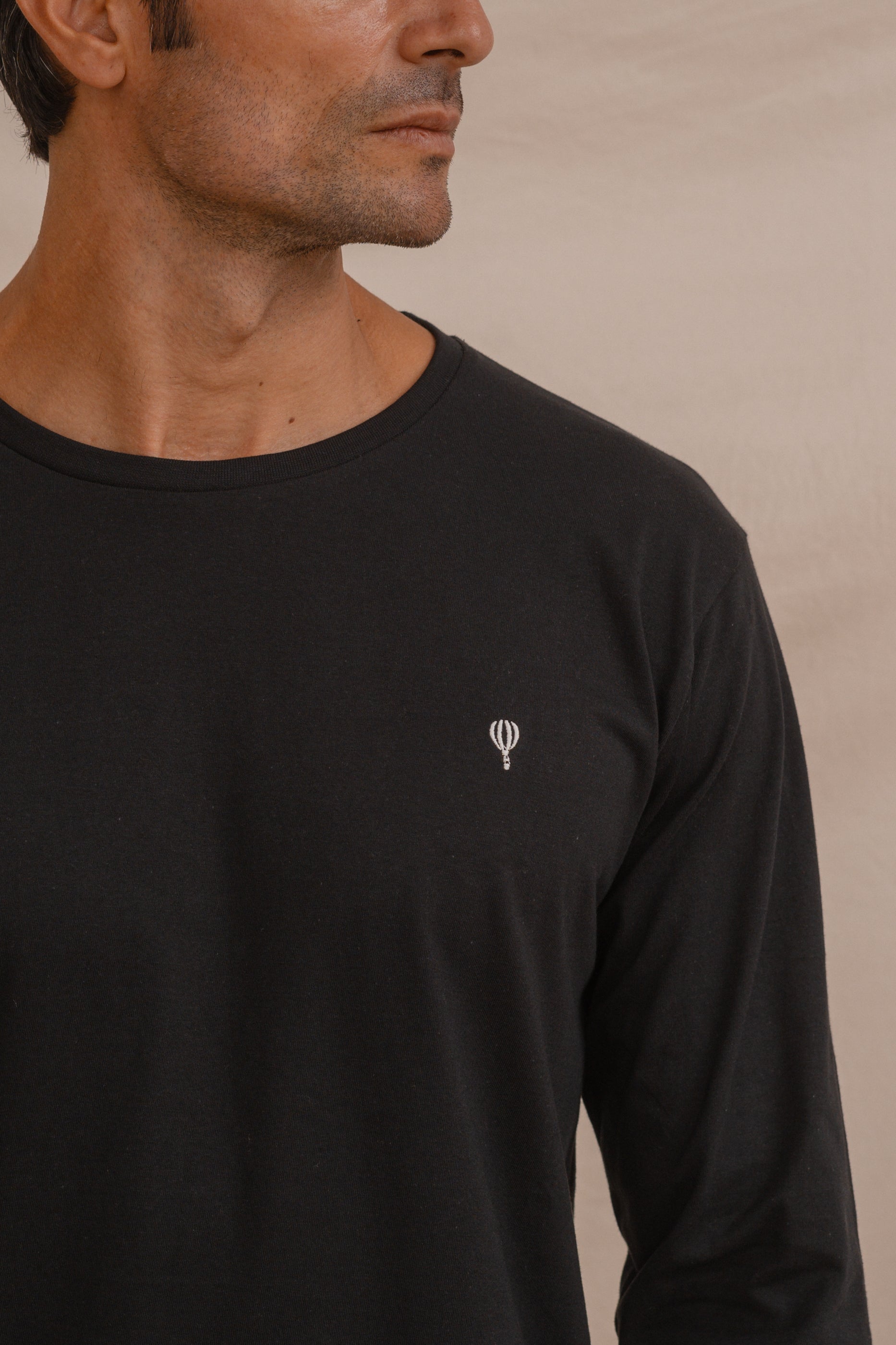 CAMISETA BASICA NEGRA MANGA LARGA