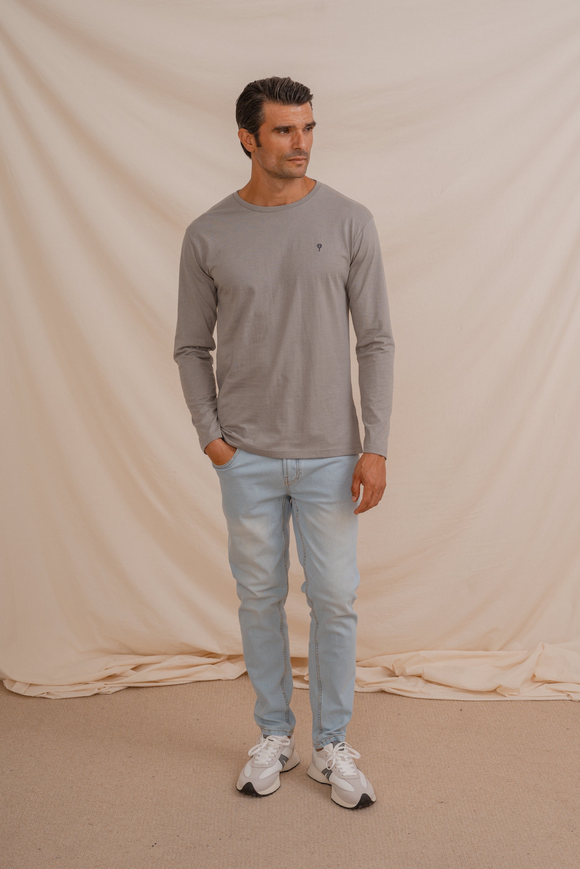 CAMISETA BASICA GRÍS MANGA LARGA