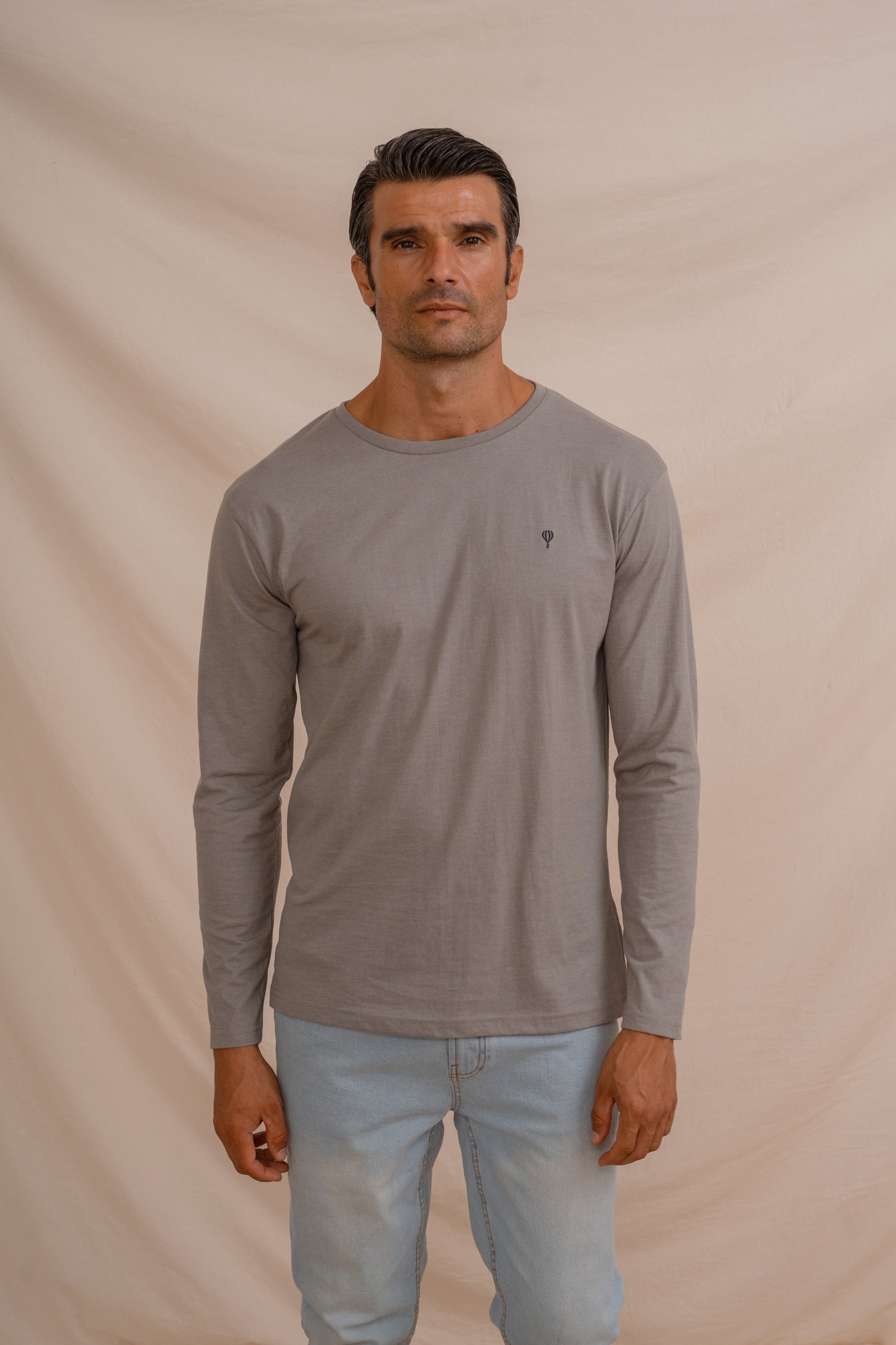 CAMISETA BASICA GRÍS MANGA LARGA