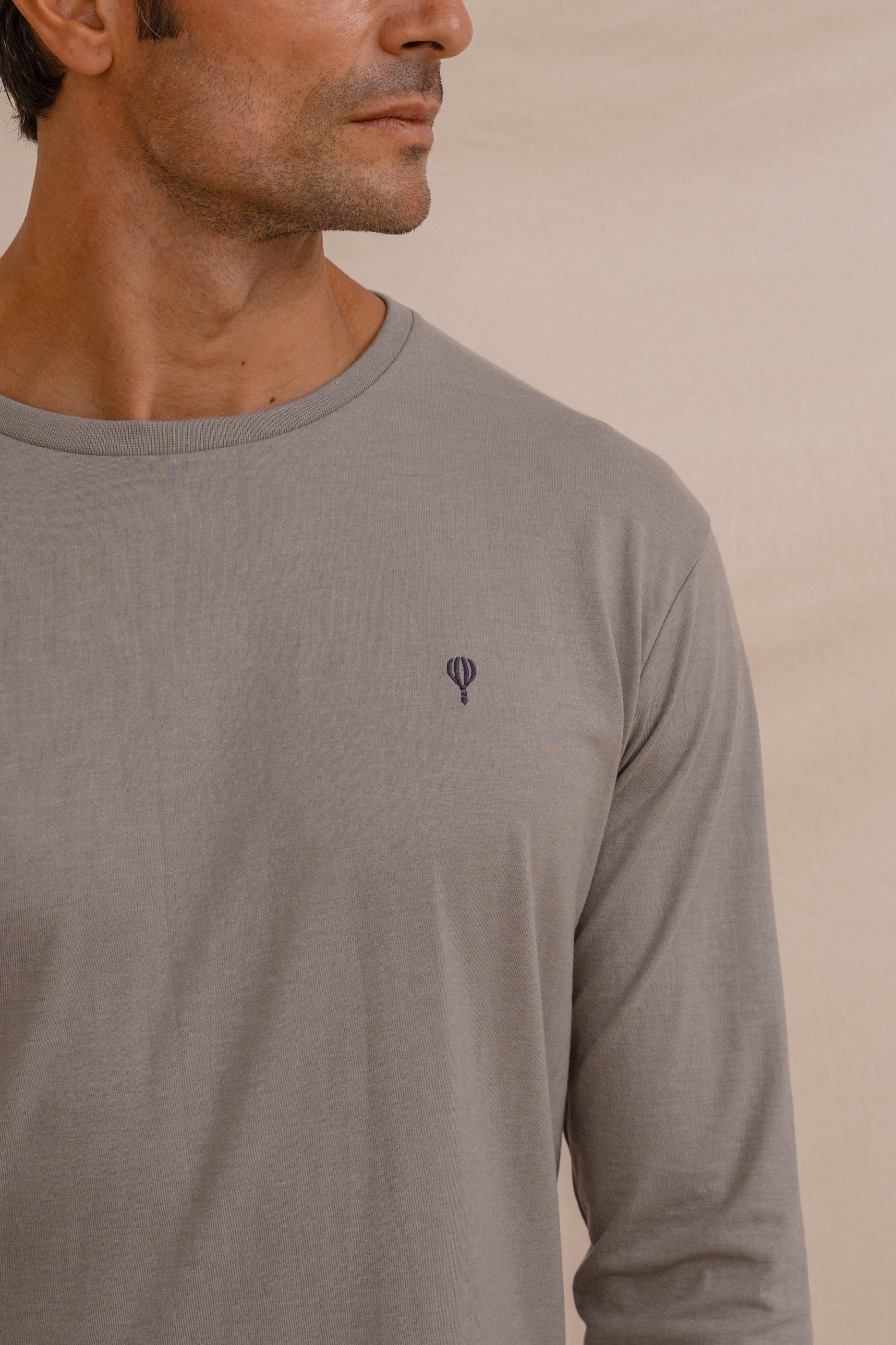 CAMISETA BASICA GRÍS MANGA LARGA