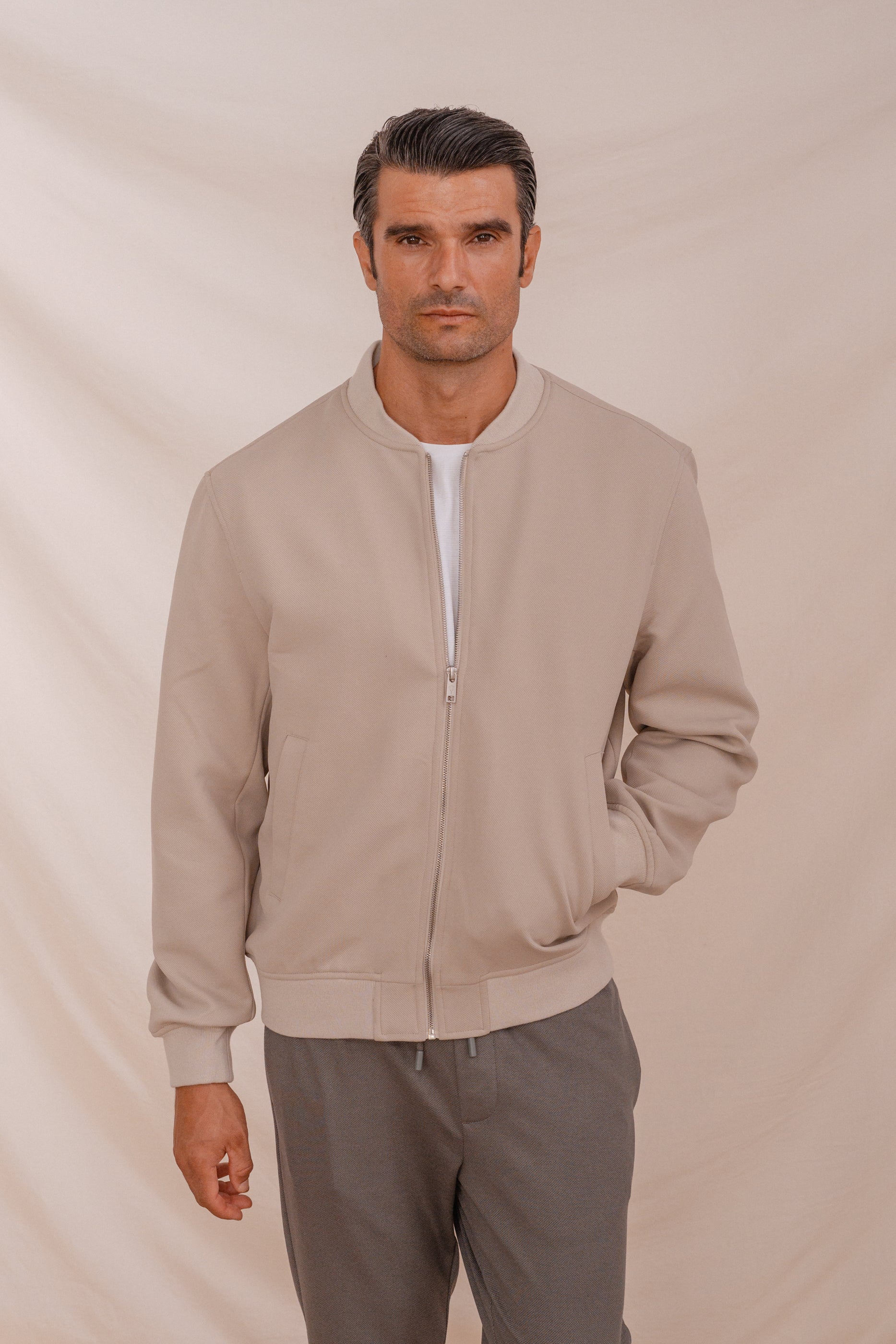 CAZADORA BOMBER DIAGONAL BEIGE