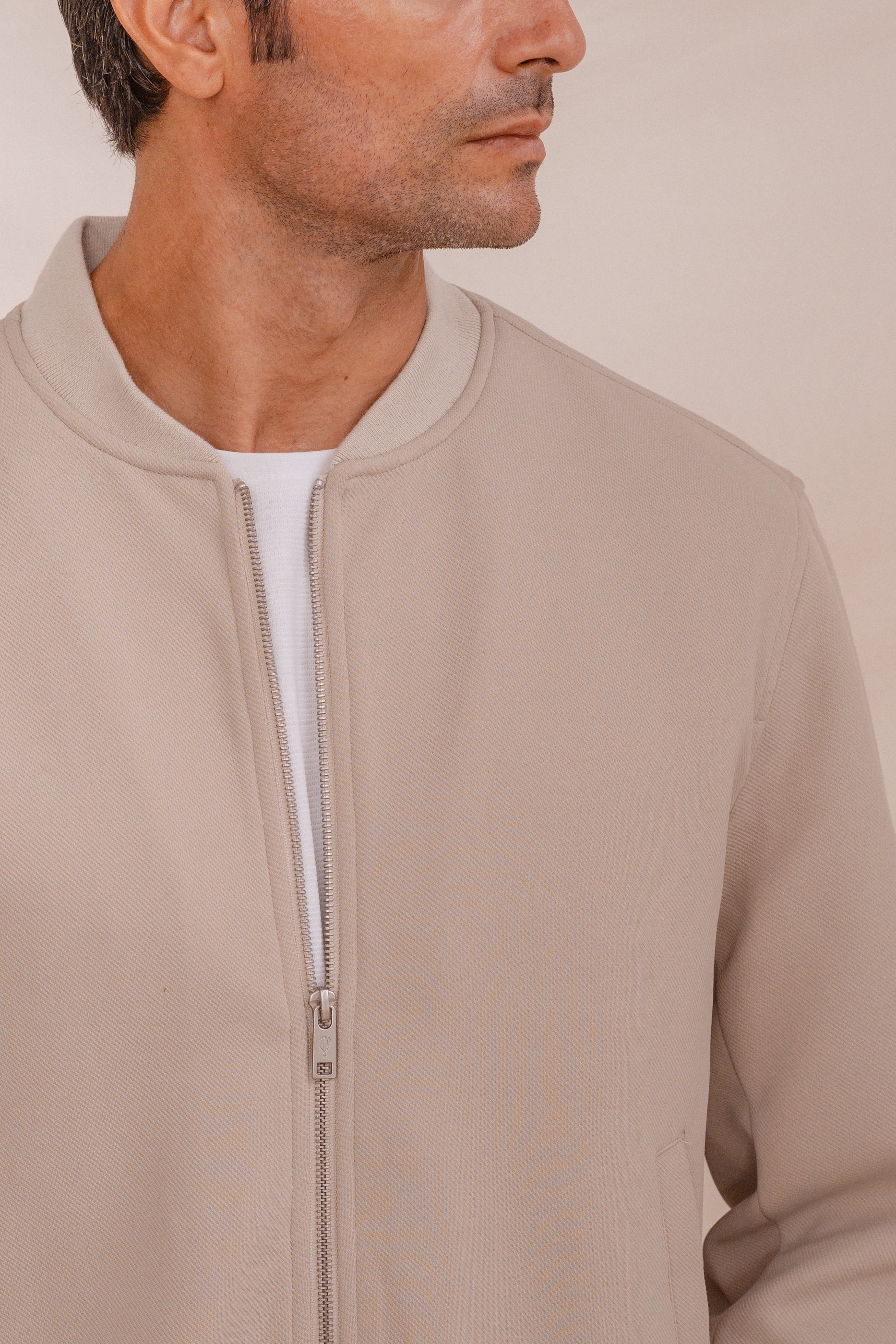 CAZADORA BOMBER DIAGONAL BEIGE