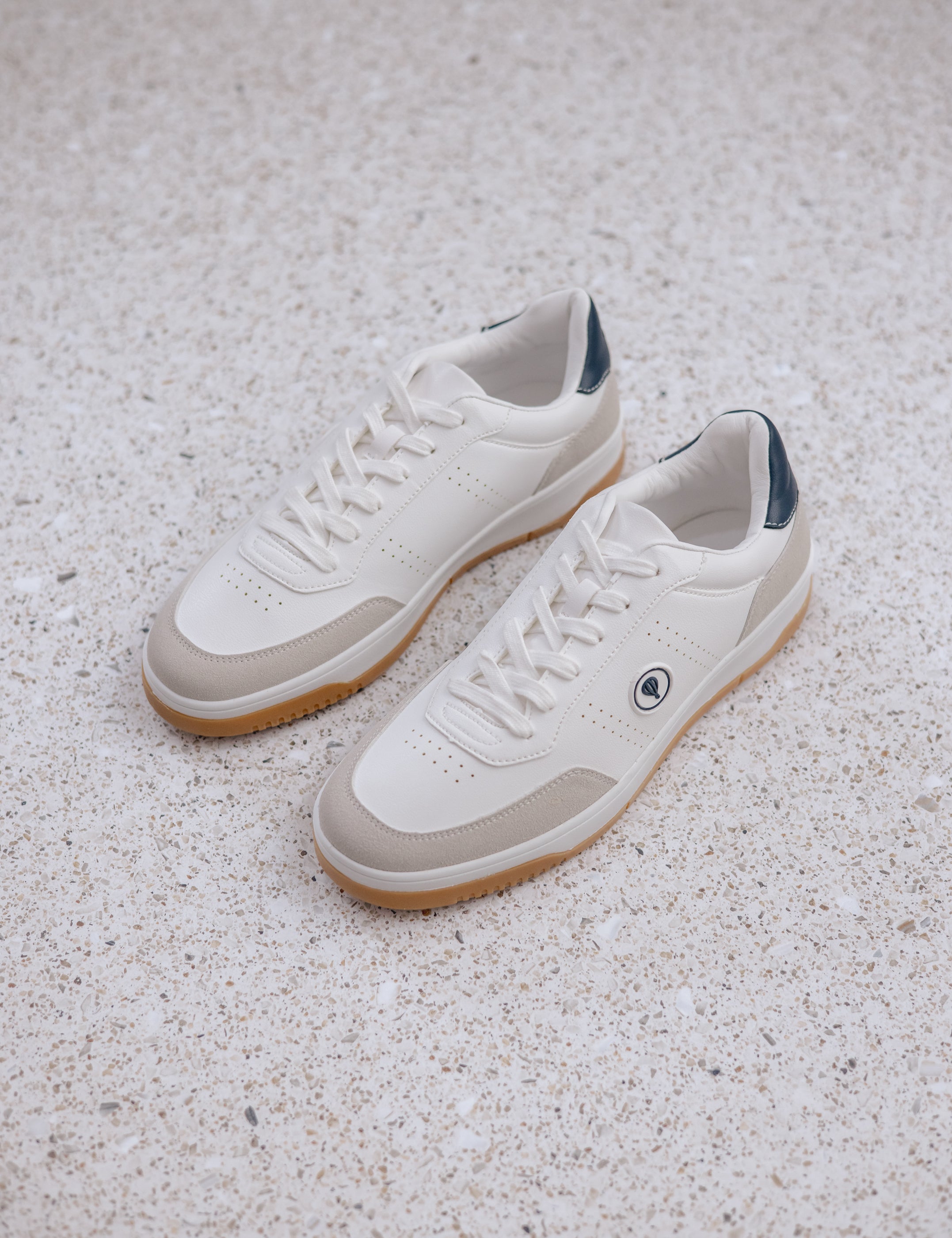 SNEAKERS BLANCAS LOGO