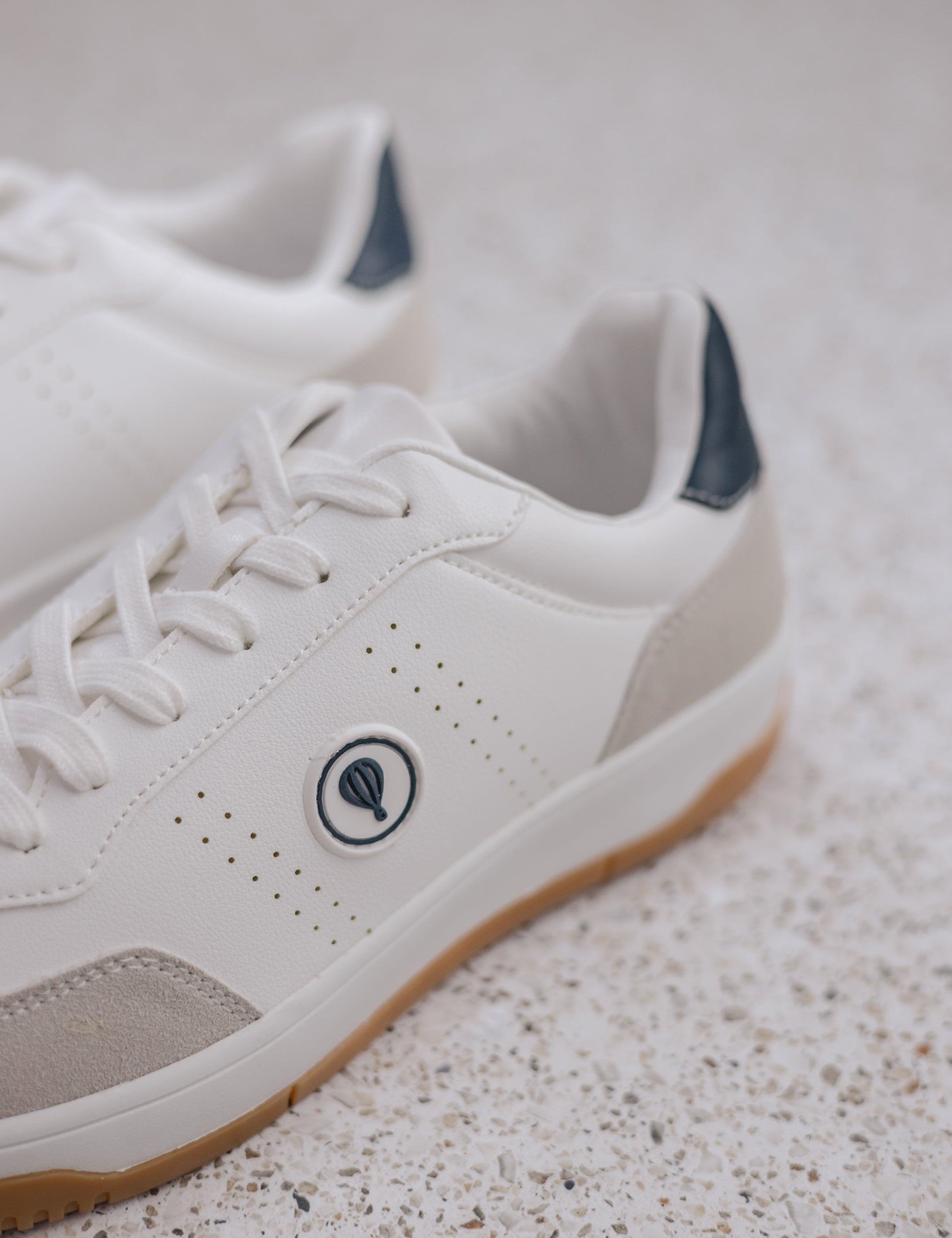 SNEAKERS BLANCAS LOGO