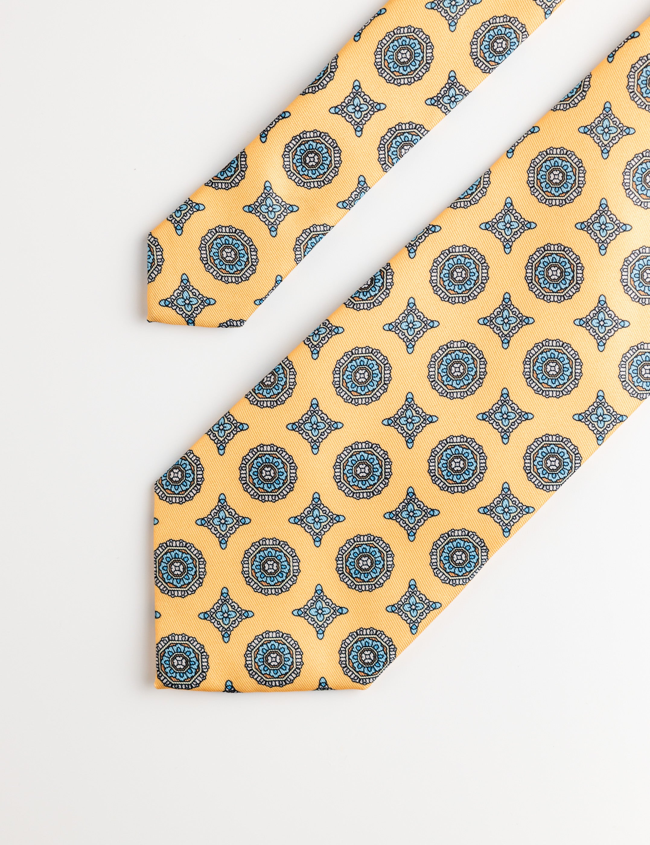 CORBATA AMARILLA AZULEJO