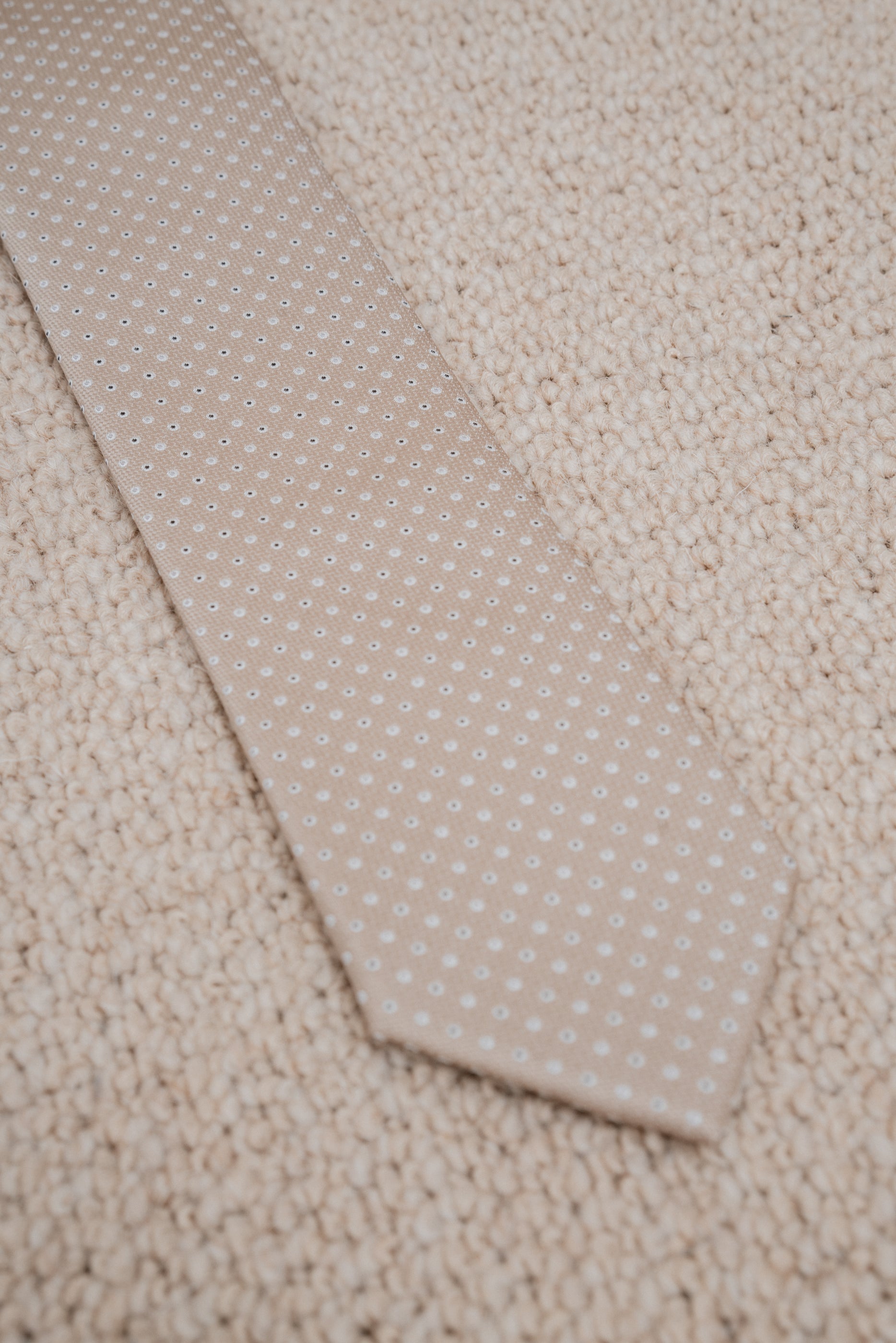 CORBATA BEIGE TOPOS