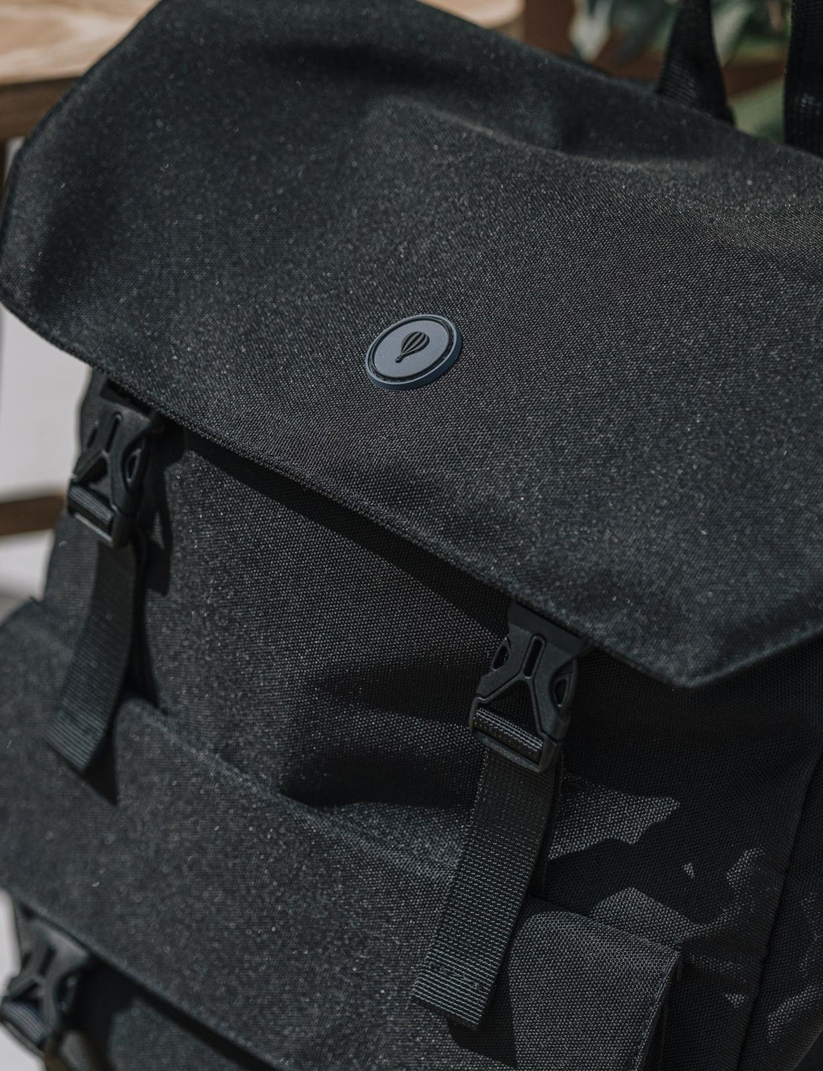 MOCHILA NEGRA SOLAPA