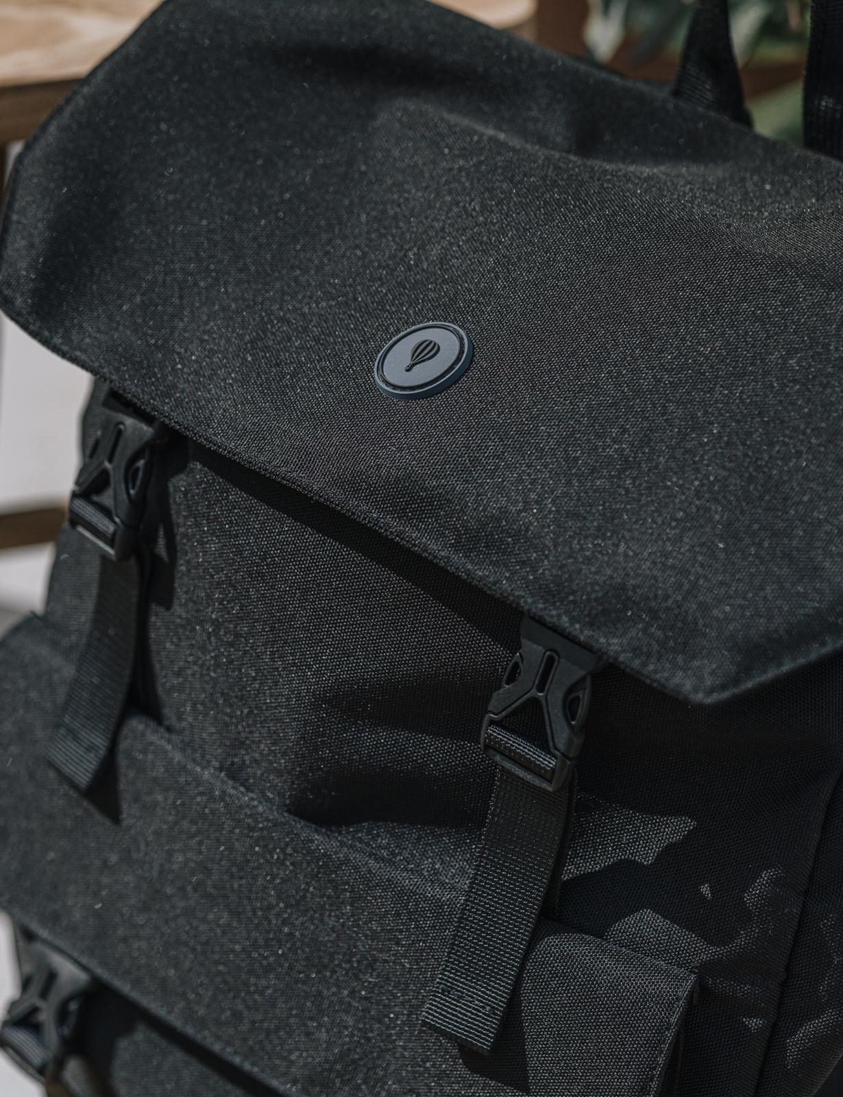 MOCHILA NEGRA SOLAPA