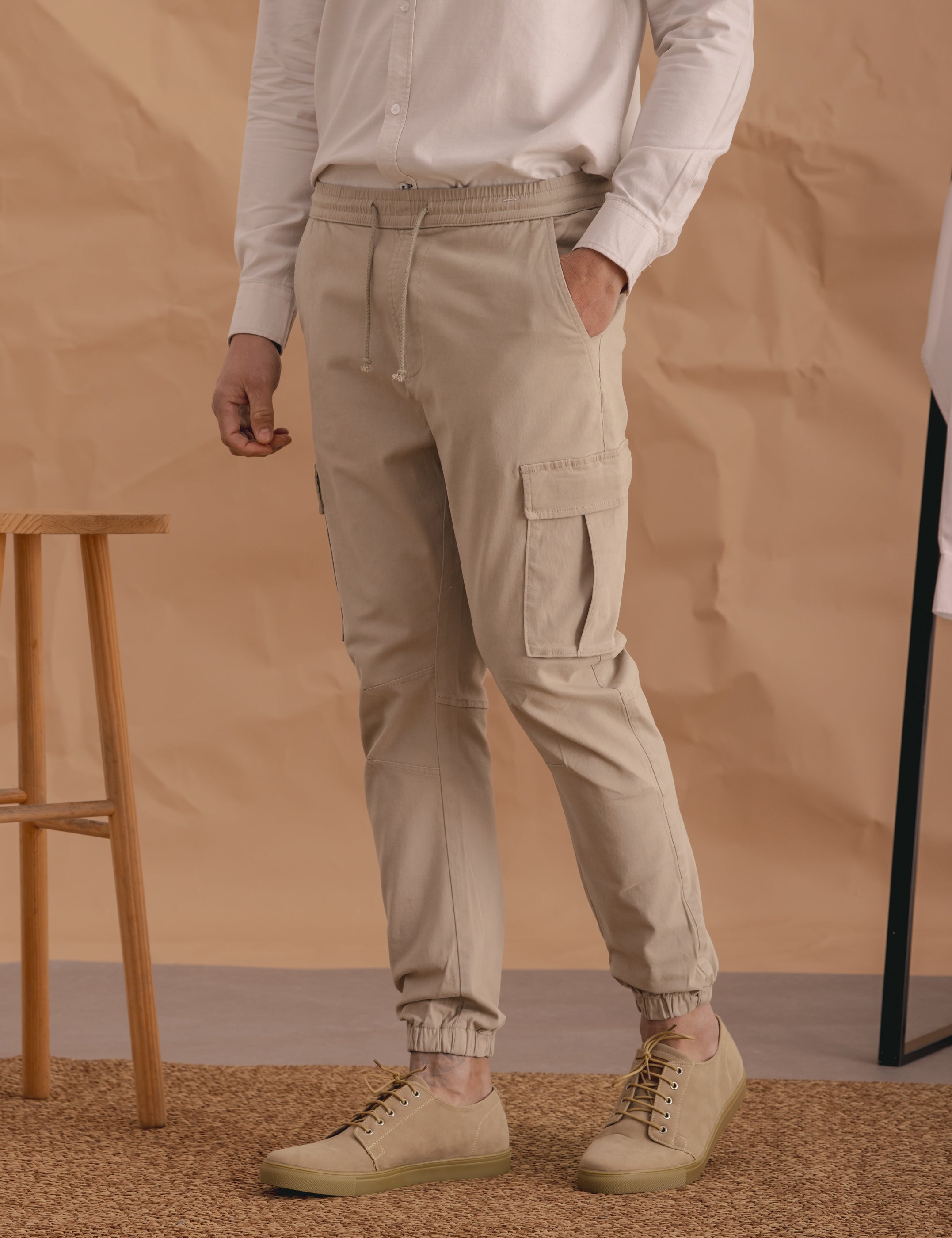 PANTALÓN CARGO CON GOMA BEIGE