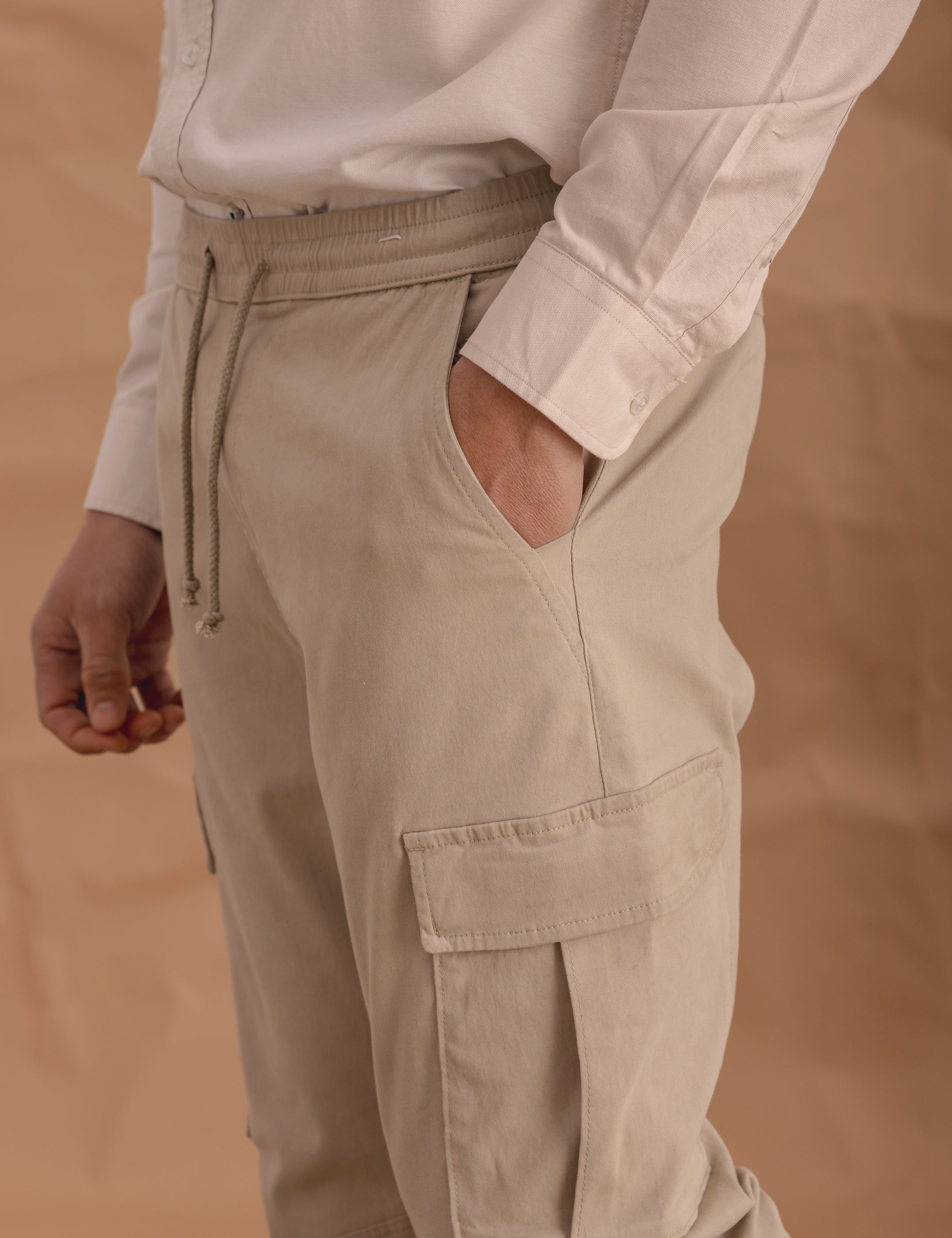 PANTALÓN CARGO CON GOMA BEIGE