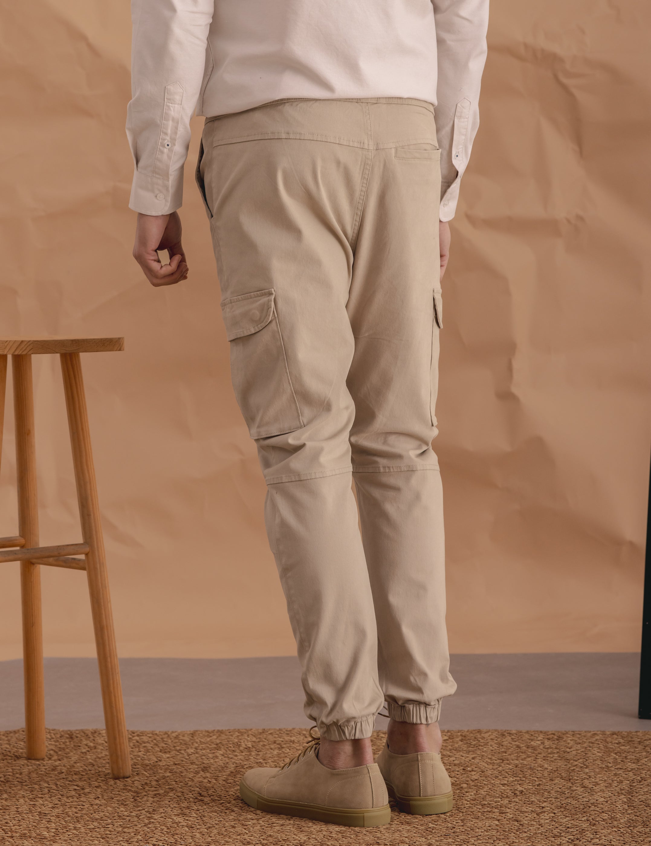 PANTALÓN CARGO CON GOMA BEIGE