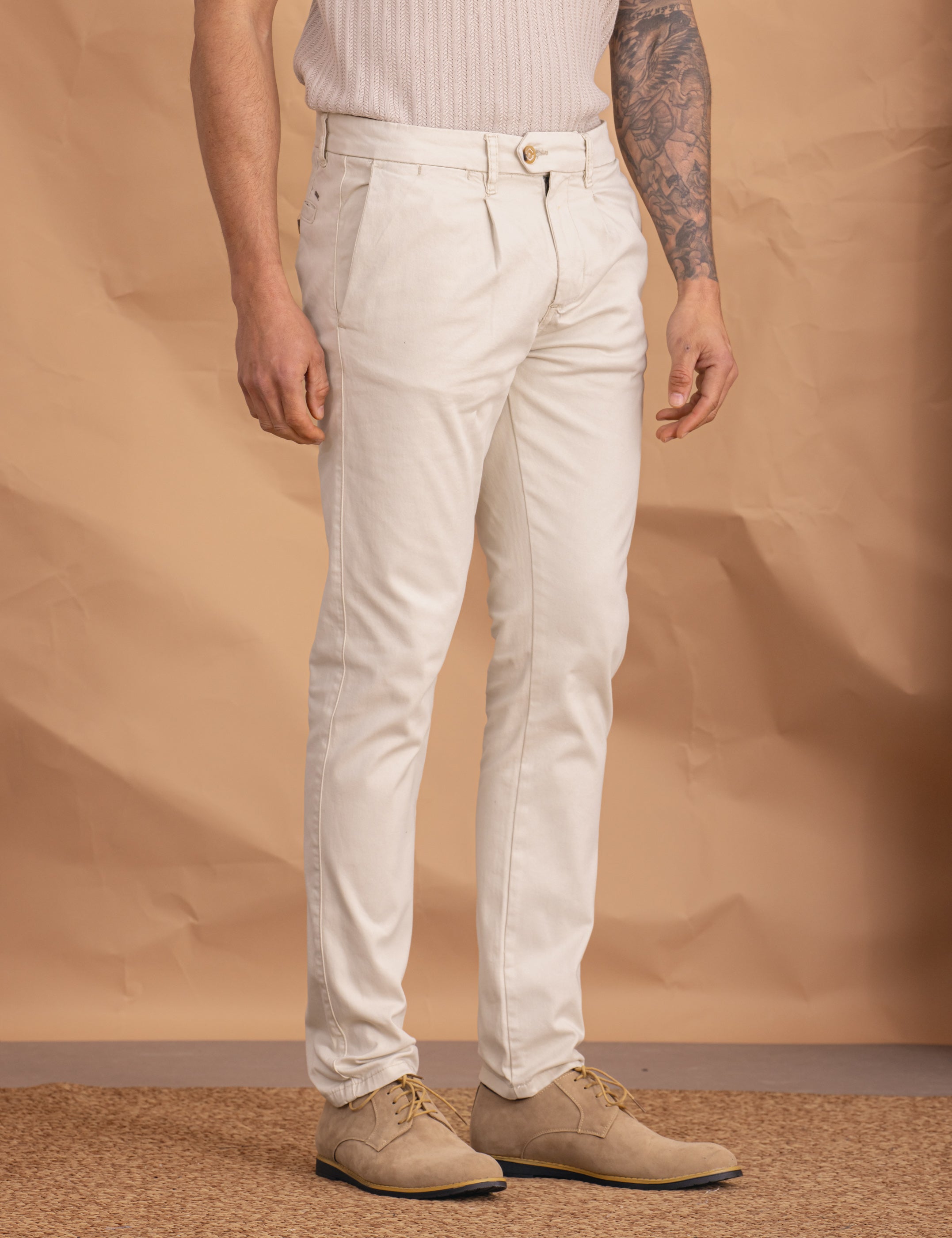 PANTALÓN CASUAL SLIM CON PINZAS BEIGE