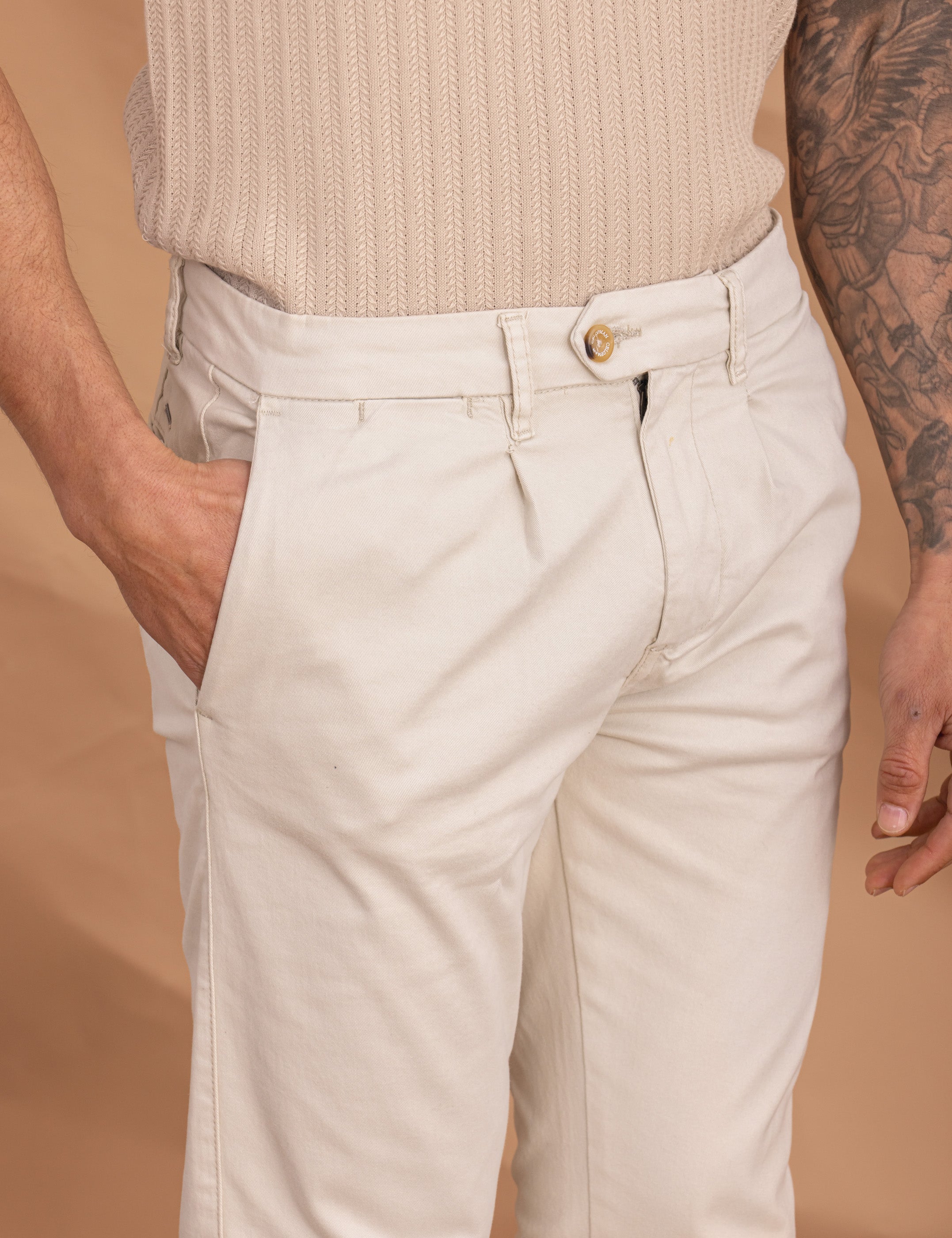 PANTALÓN CASUAL SLIM CON PINZAS BEIGE