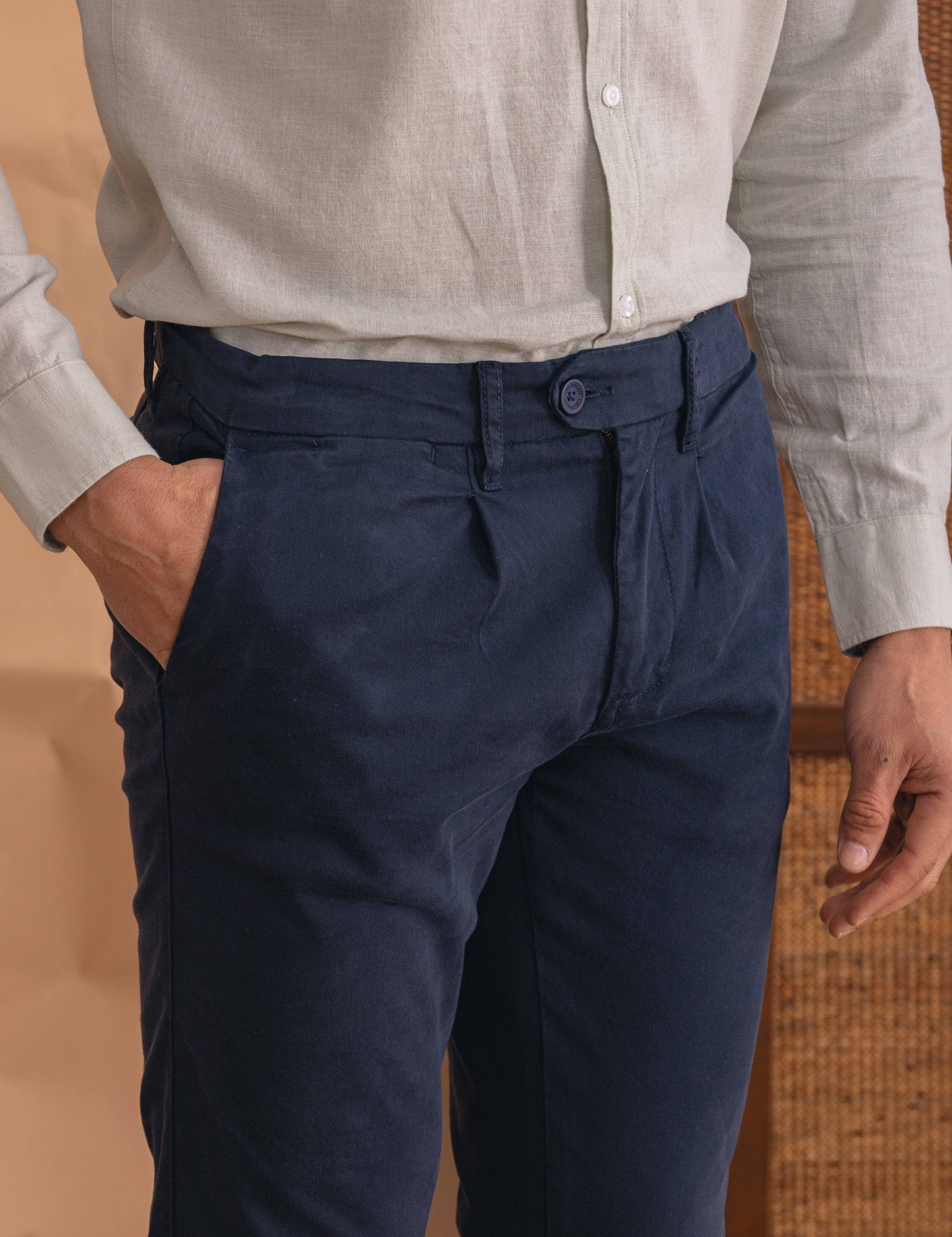 PANTALÓN CASUAL SLIM CON PINZAS AZUL