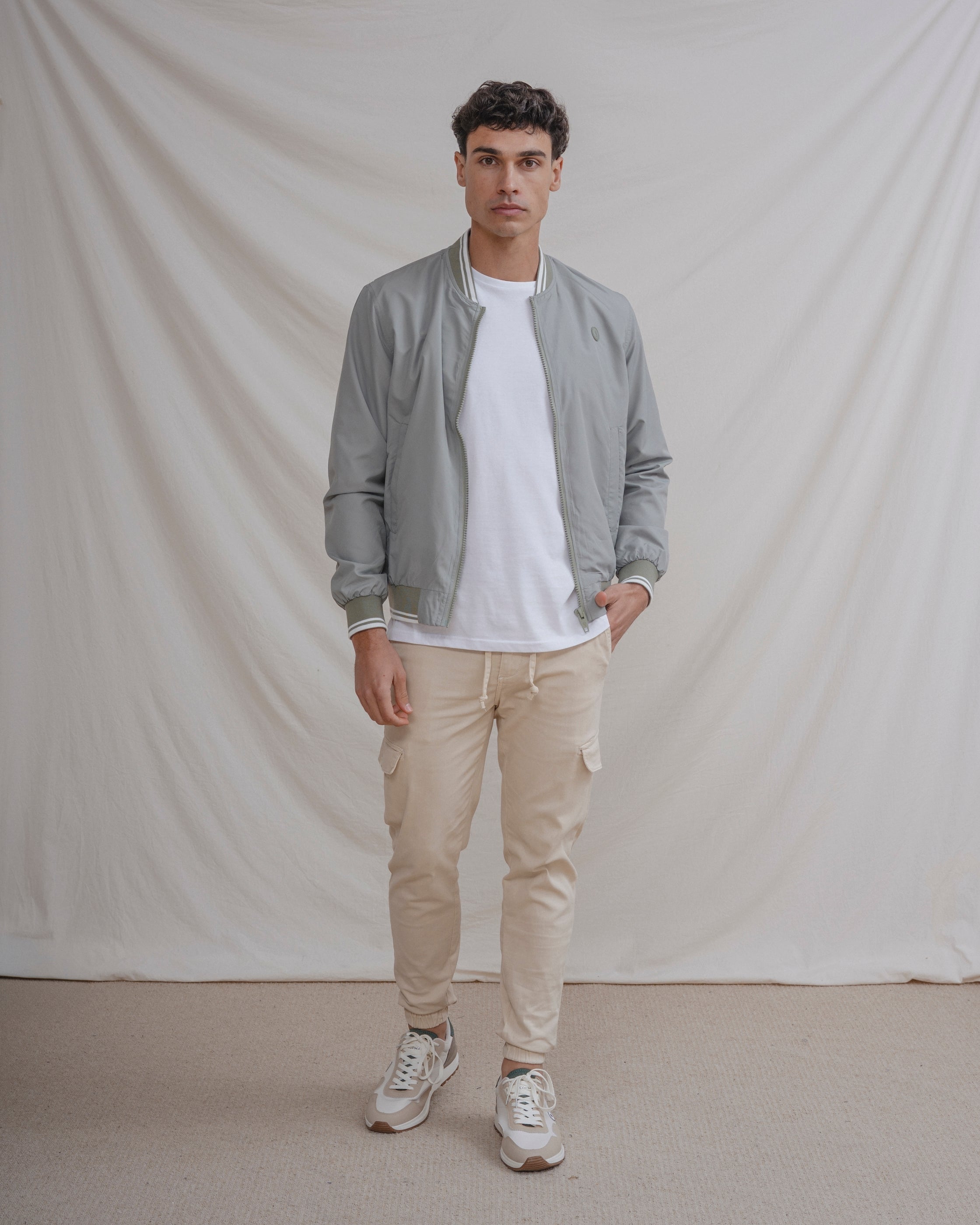 PANTALÓN CHINO CARGO CON GOMA BEIGE