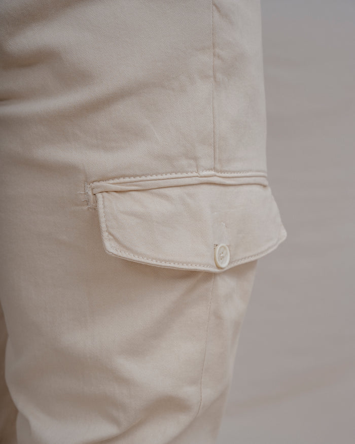 PANTALÓN CHINO CARGO CON GOMA BEIGE