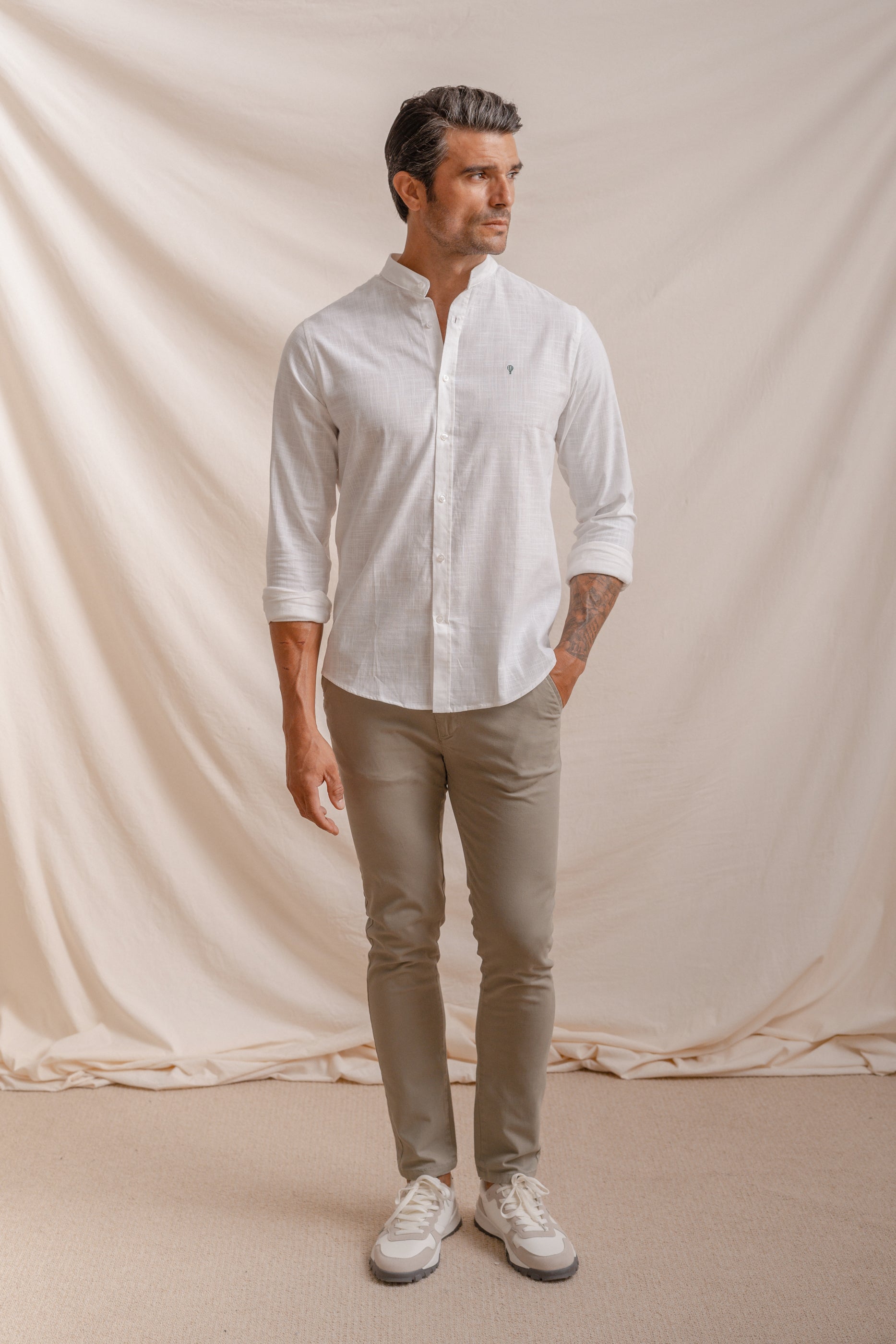 PANTALÓN CASUAL SLIM CON PINZAS VERDE