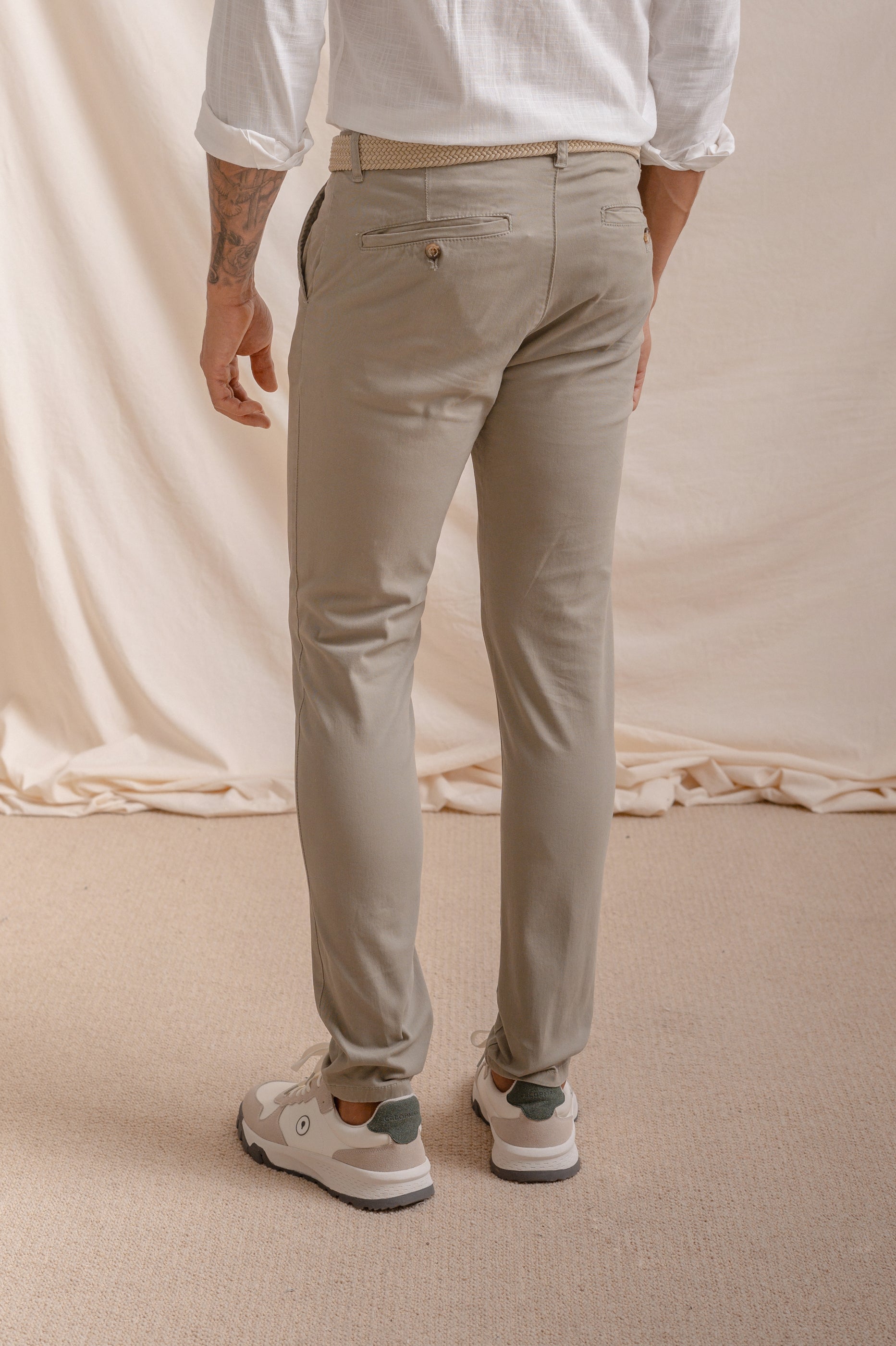 PANTALÓN CASUAL SLIM CON PINZAS VERDE