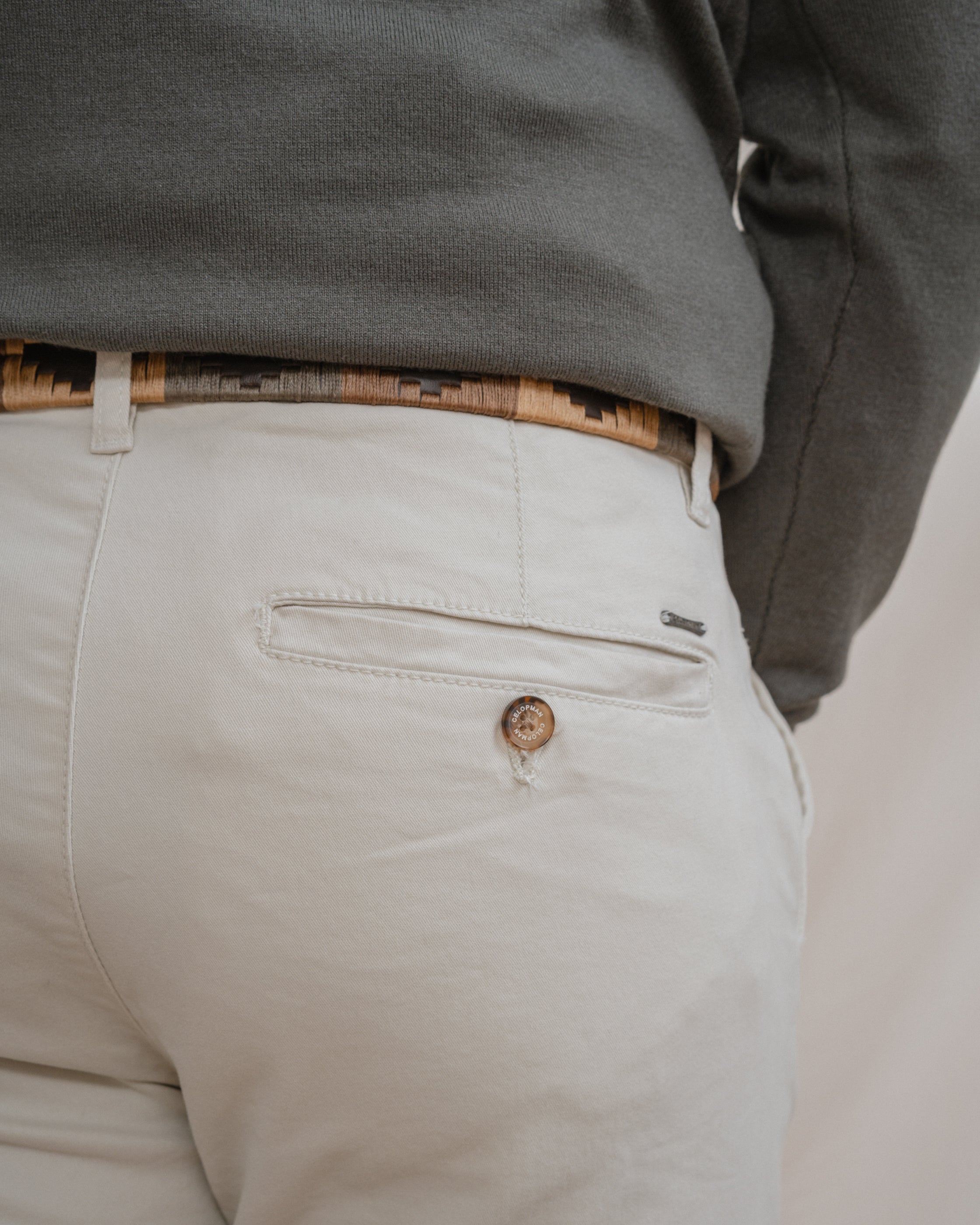PANTALÓN CASUAL SLIM CON PINZAS BEIGE