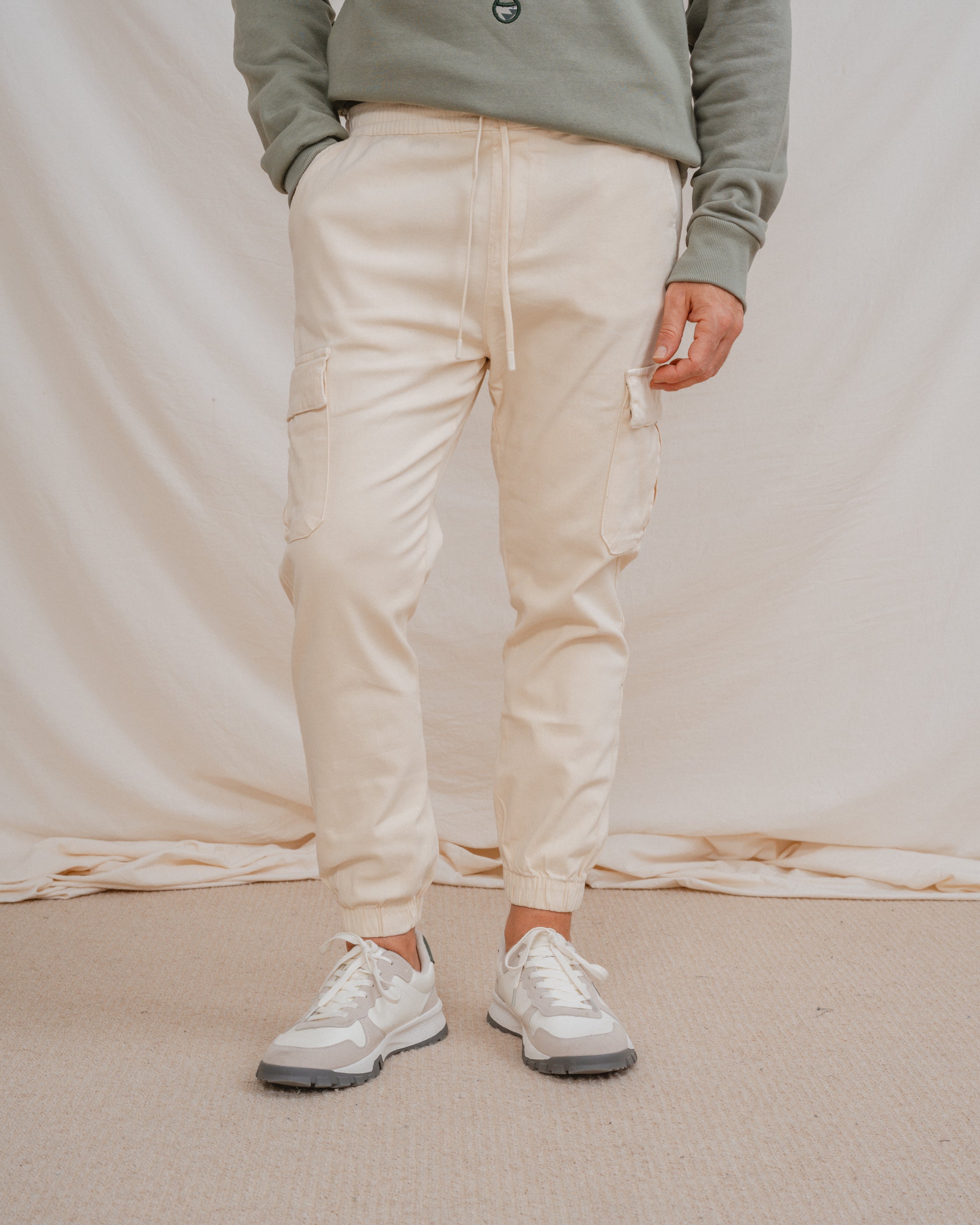 PANTALÓN CHINO CARGO CON GOMA BEIGE CLARO