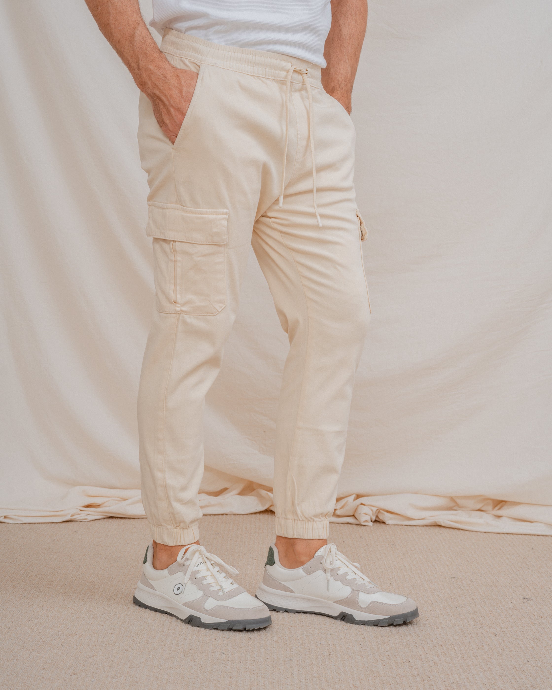 PANTALÓN CHINO CARGO CON GOMA BEIGE CLARO