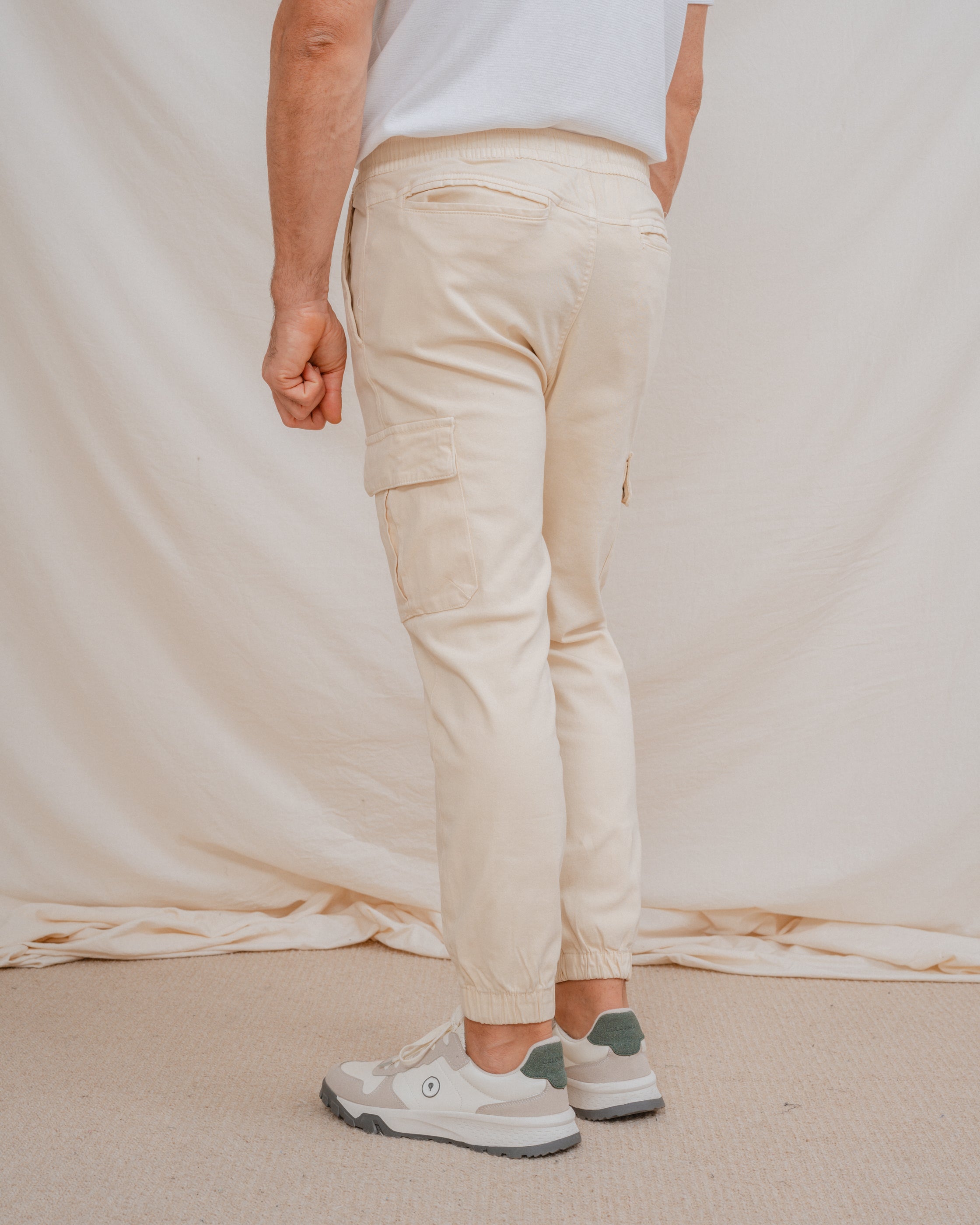 PANTALÓN CHINO CARGO CON GOMA BEIGE CLARO